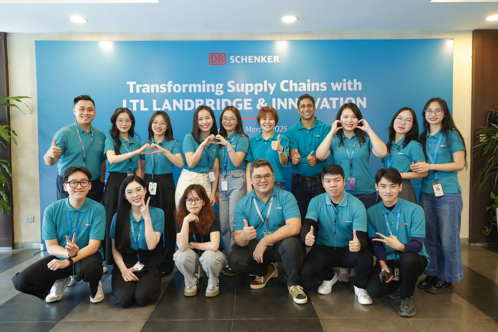 Anh Đinh Hưng cùng các đồng nghiệp tại DSV x Schenker