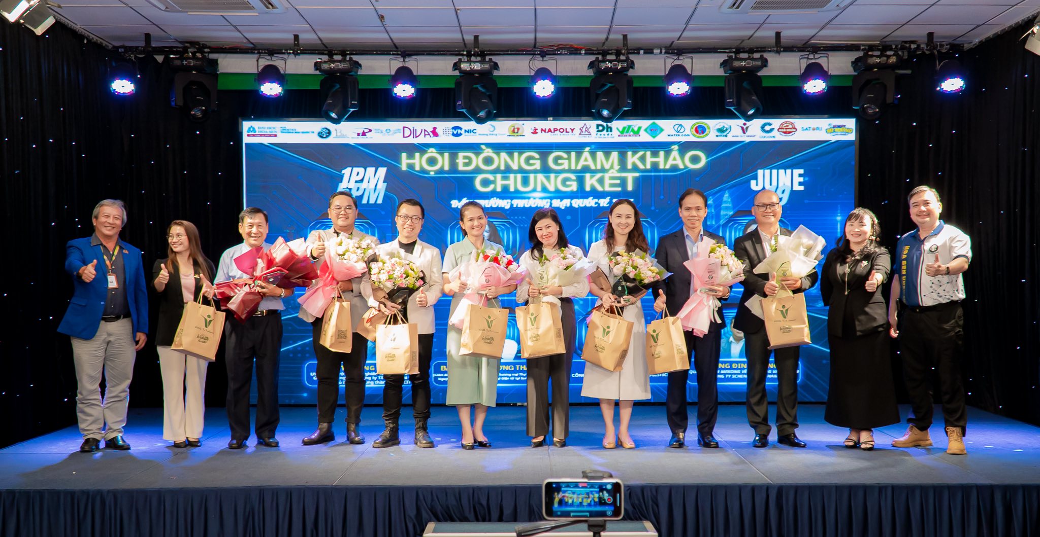 Anh Đinh Hưng là Giám khảo của cuộc thi "Đấu trường thương mại Quốc tế"