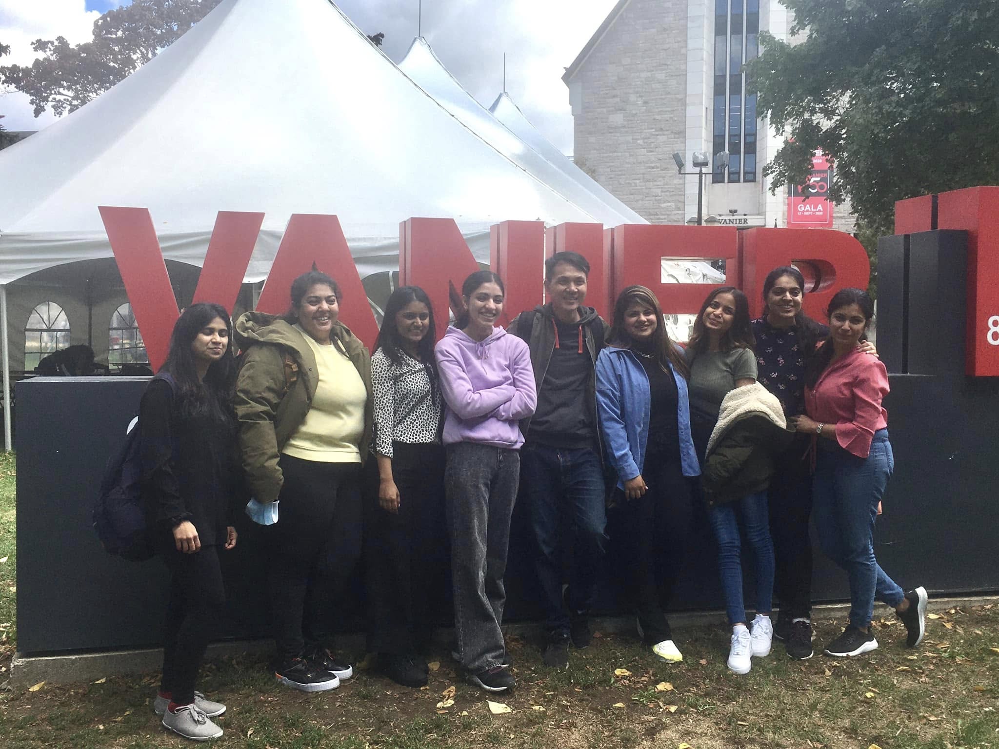 Anh và bạn học khi du học tại thành phố Montréal, Quebec, Canada