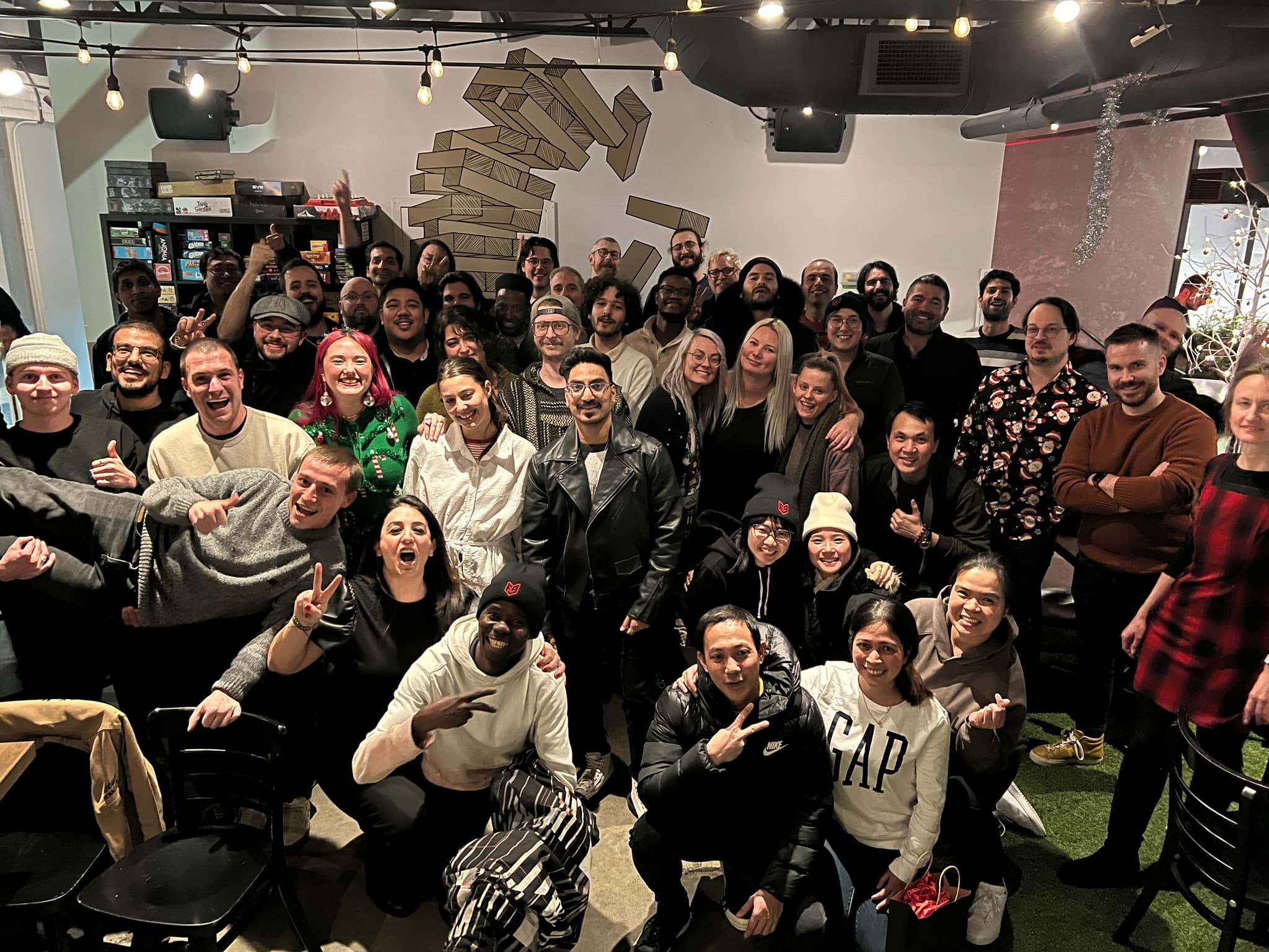 Anh Hoàng Vũ cùng đồng nghiệp tại Bữa tiệc cuối năm của Công ty Fortnine