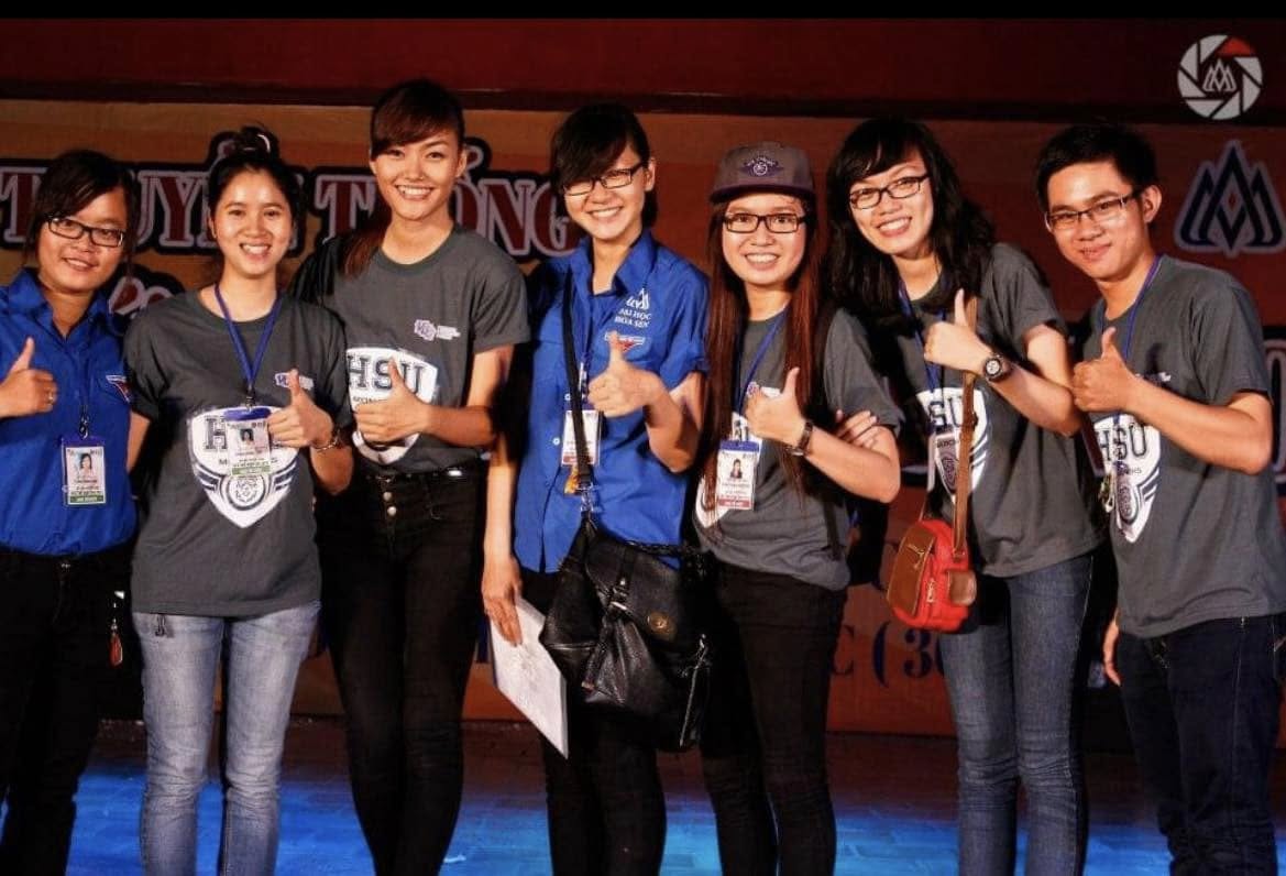 Chị Nga và các bạn tại Hội trại truyền thống của Trường Đại học Hoa Sen