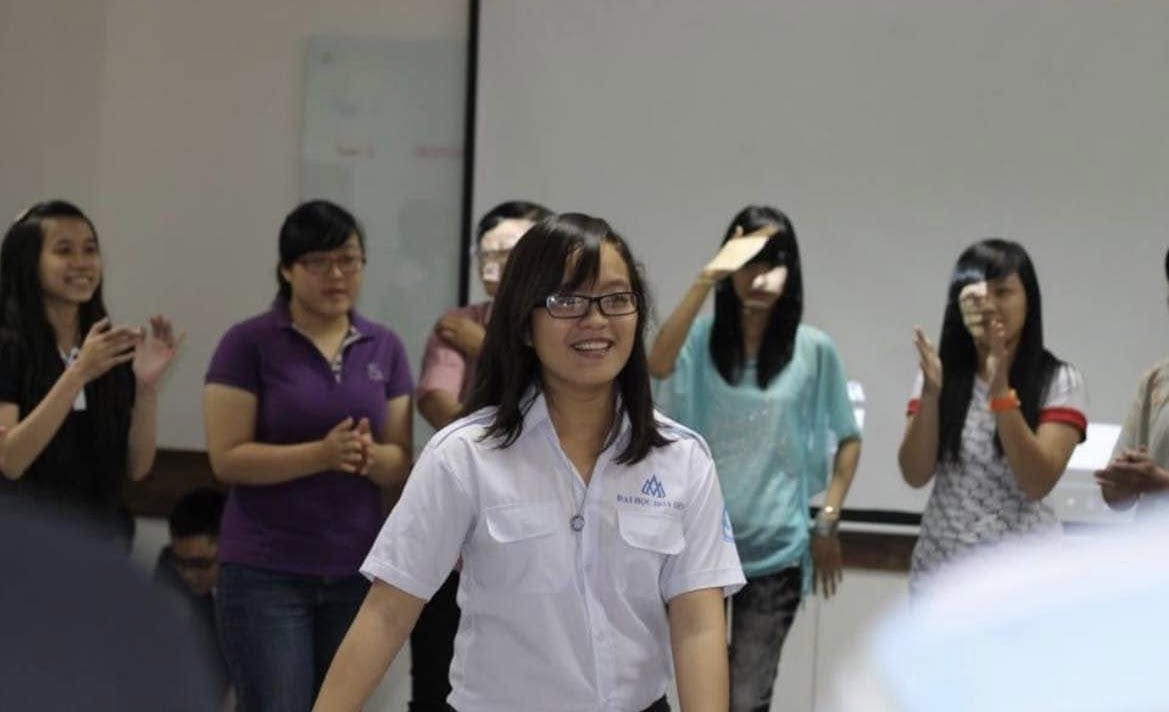 Chị Nga với chiếc áo Hội Sinh viên trong buổi sinh hoạt cùng các bạn sinh viên