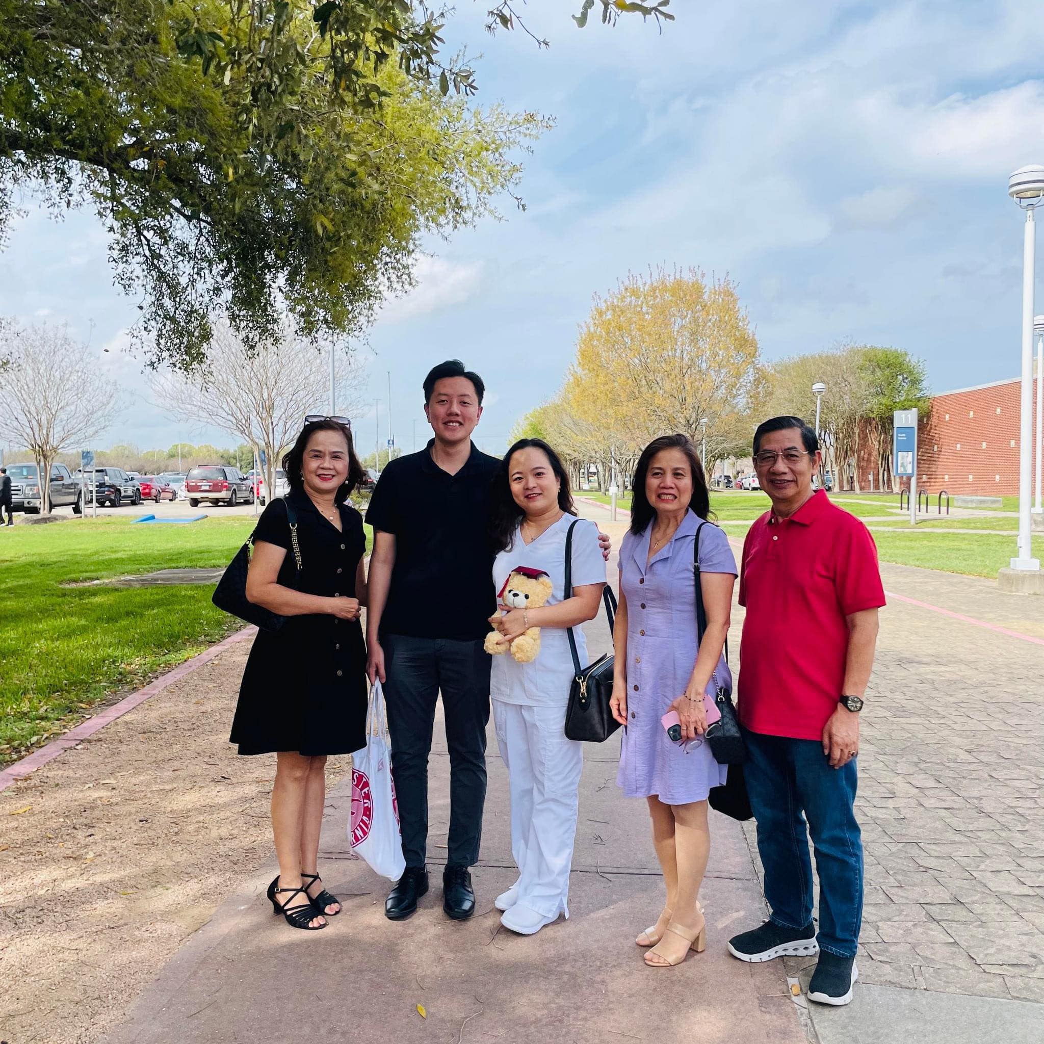 Chị Nga cùng gia đình tại Trường San Jacinto College (MSJC) của Mỹ