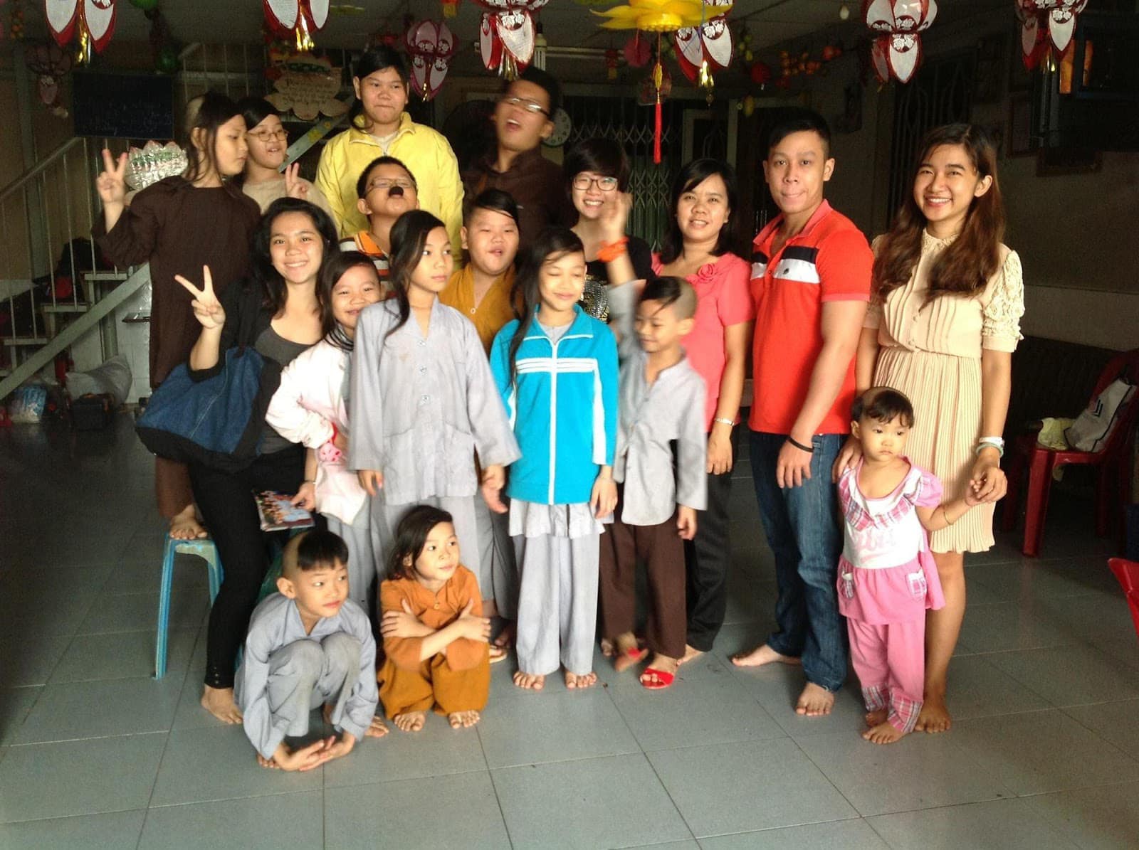 Chị Thảo Nguyên tại lớp dự án của cô Trần Ngọc Dung và nhóm với các bé ở Tịnh thất Linh Sơn, Quận 12