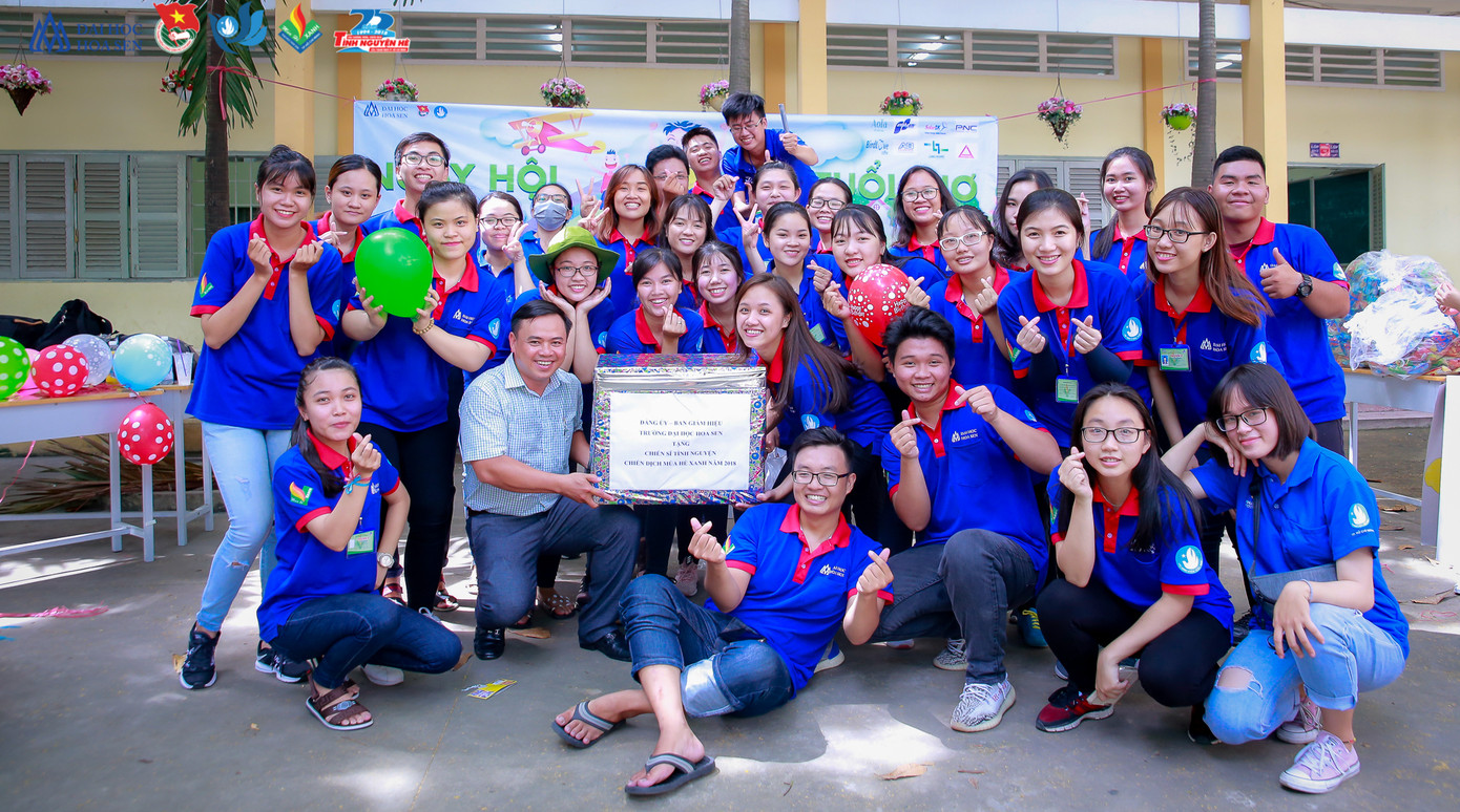 Chị Bảo Yến cùng các bạn trong Chiến dịch Mùa hè Xanh 2018