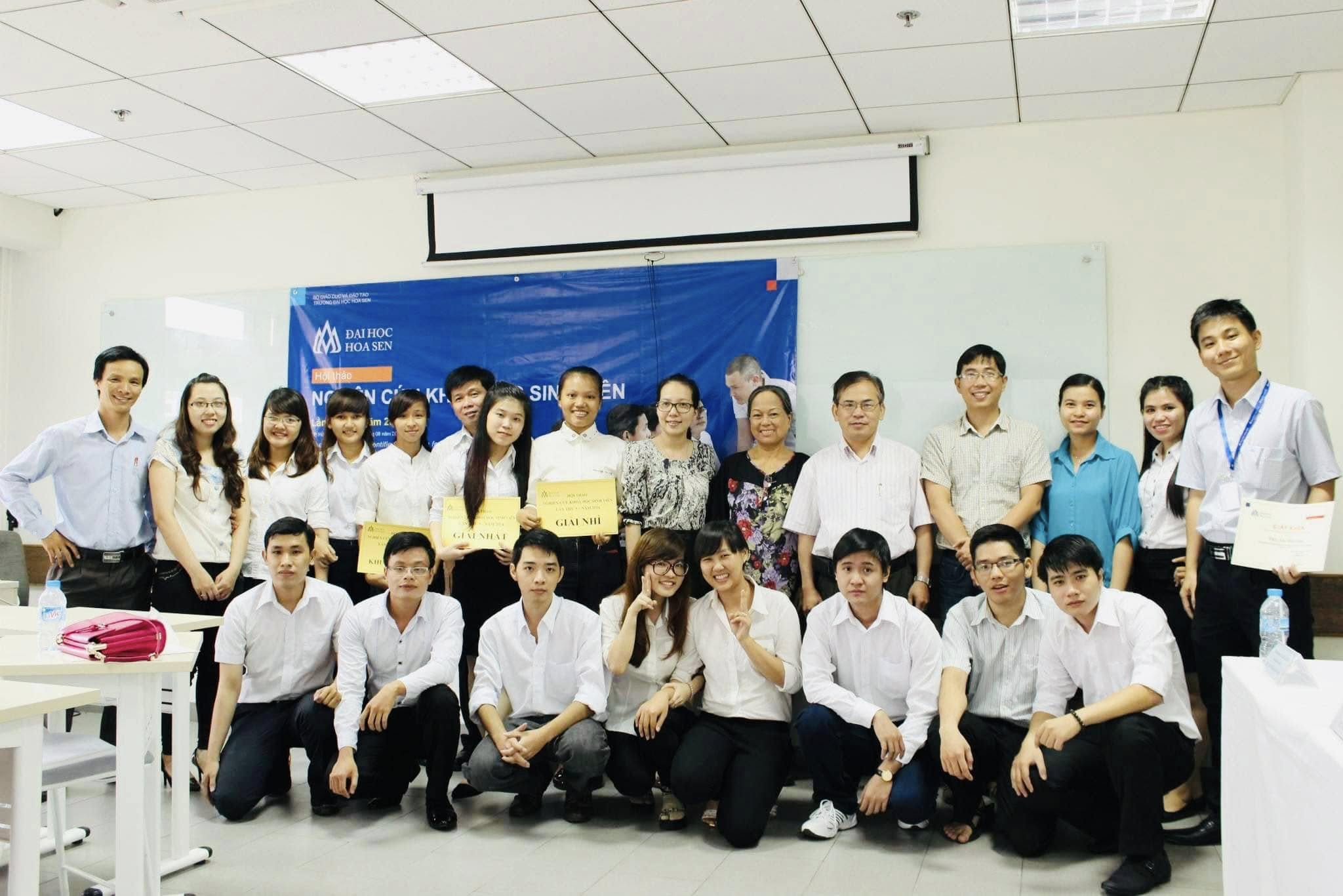 Chị Nghiêm tại Hội thảo Nghiên cứu Khoa học Sinh viên - Khoa Khoa học và Công nghệ