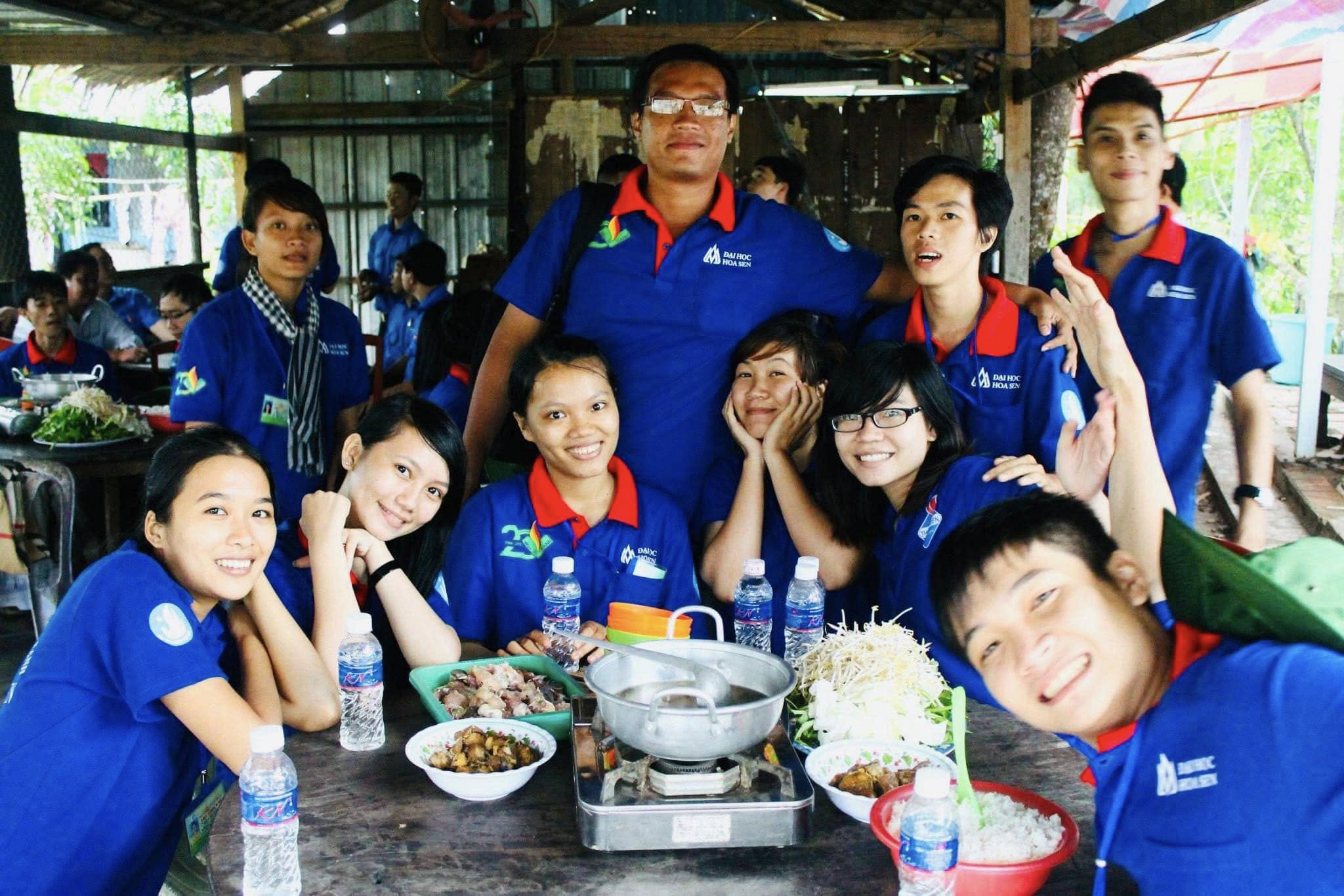 Chị Nguyên và các bạn trong chuyến đi tình nguyện