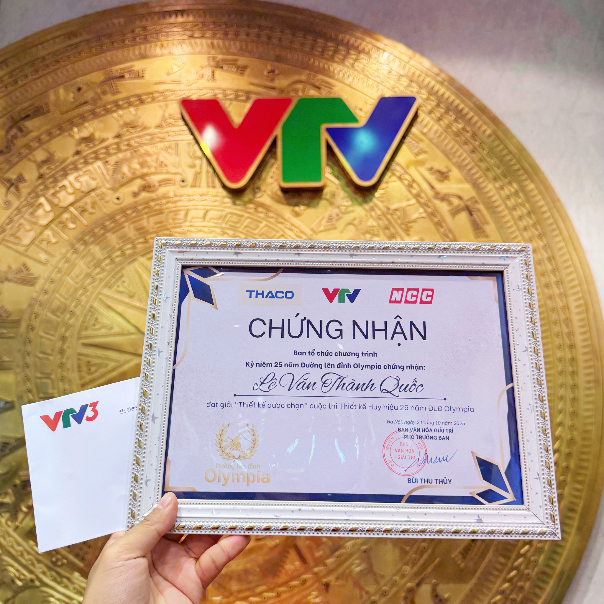 Cựu sinh viên Thiết kế Đồ họa đoạt giải “Thiết kế được chọn” tại cuộc thi Thiết kế Huy hiệu 25 năm Olympia