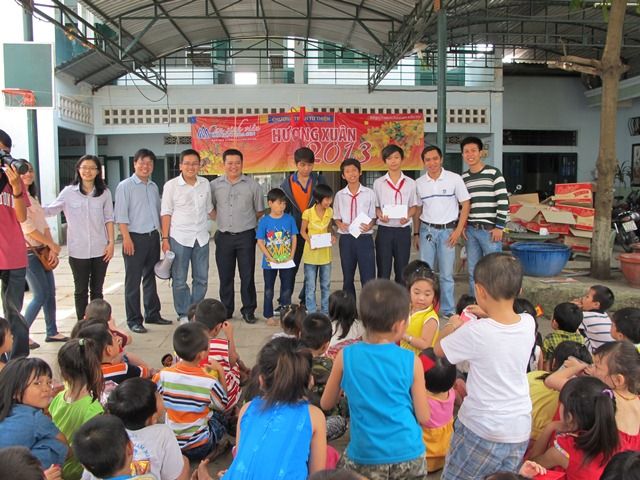 Đại diên thành viên CLB trao học bổng cho các em tại mái ấm Bình Hưng