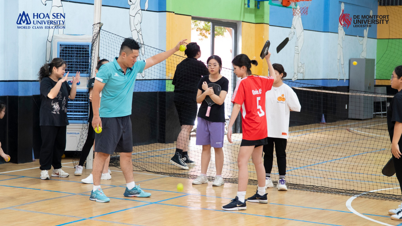 Sinh Viên Hoa Sen - De Montfort trải nghiệm pickaball