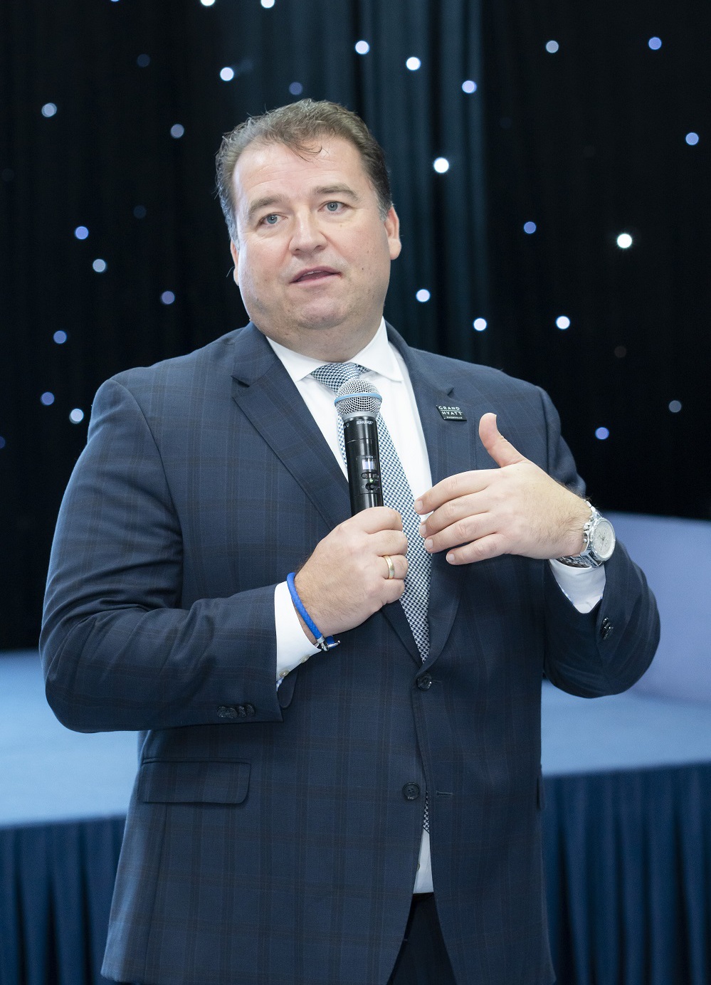 Ông Marc Sternagel - Tổng giám đốc Khách sạn Grand Hyatt Nashville trao đổi cùng các bạn sinh viên