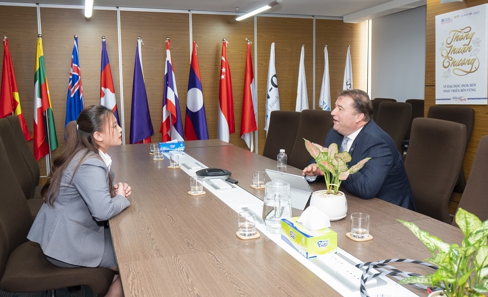 Ông Marc Sternagel phỏng vấn cùng sinh viên ngành Quản trị Khách sạn