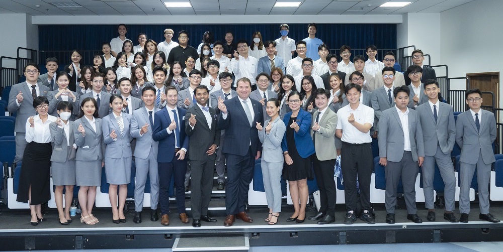 Đại diện Grand Hyatt, đại diện Dại học Hoa Sen và các bạn sinh viên tại sự kiện