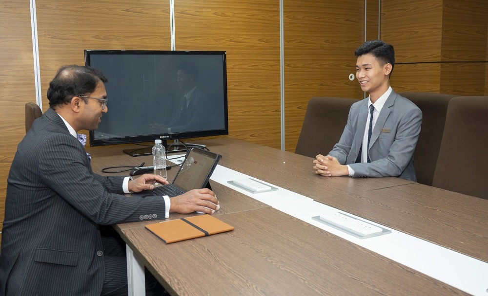 Student Ha Hoang Phi had a direct interview with Mr. Gideon Packianathan