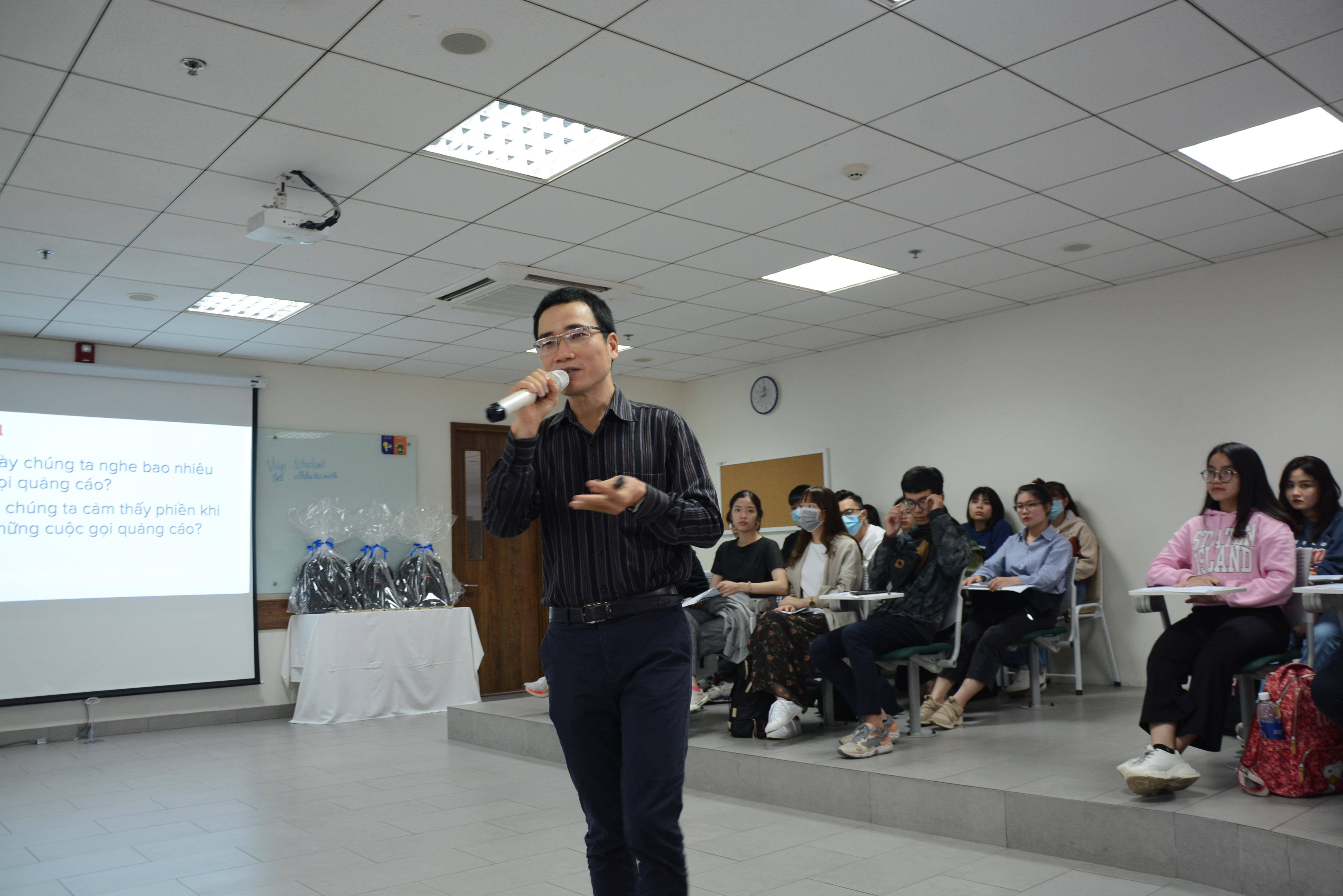 ThS. Lê Thành Trung đang chia sẻ chuyên đề với các sinh viên