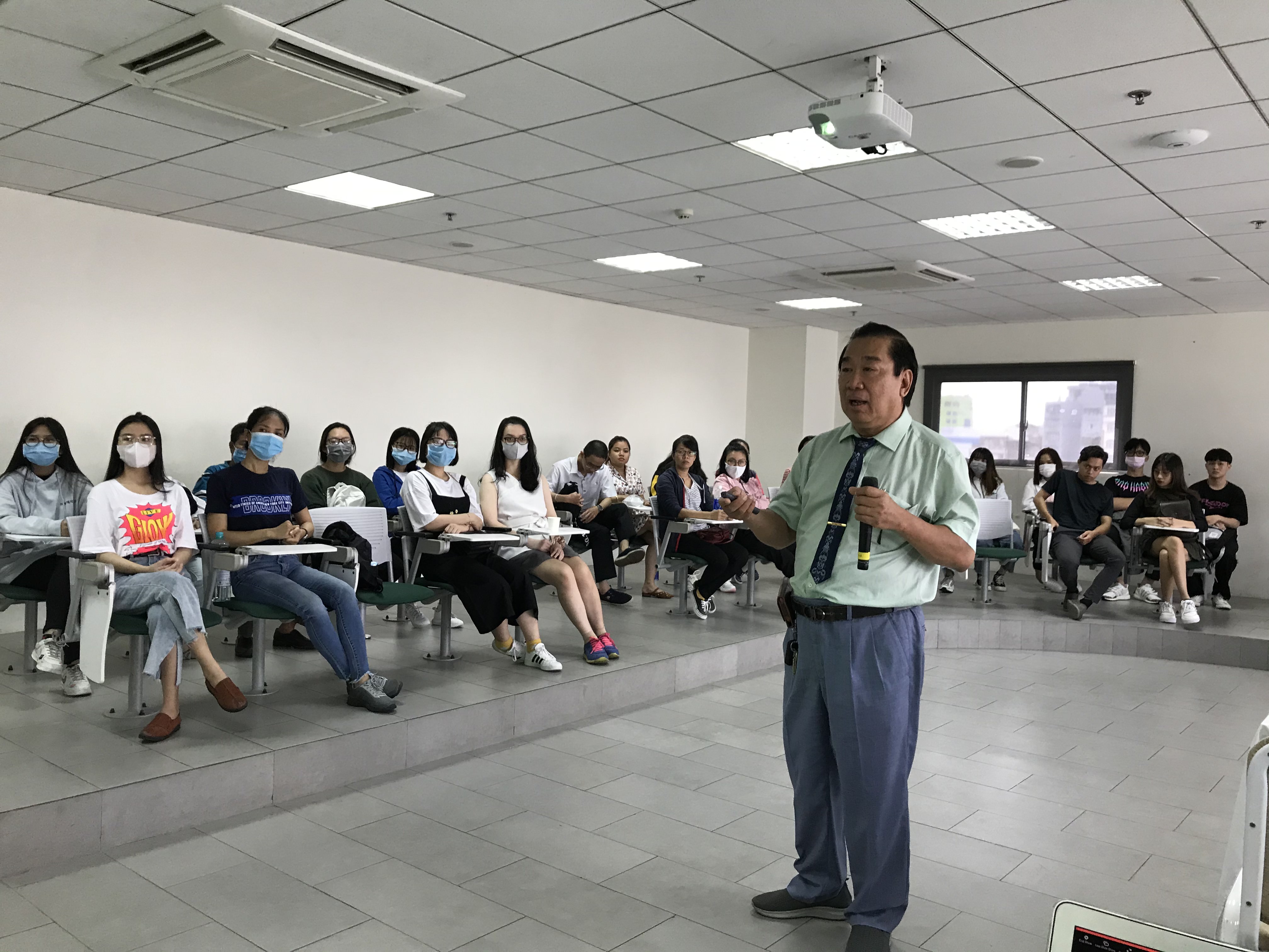 TS.BS. Nguyễn Ngọc Minh, thuyết trình trong toạ đàm thư ký y khoa