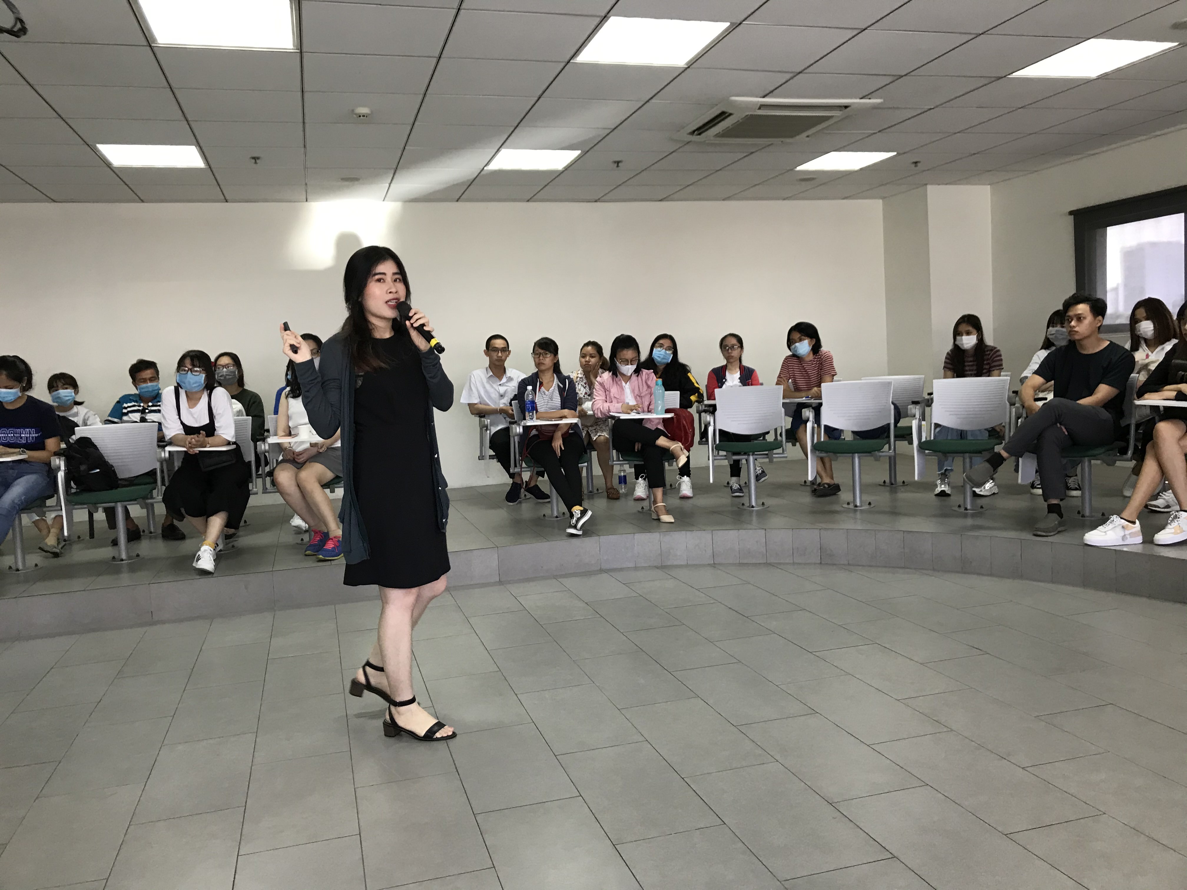 Cô Thái Vi Phương – Thư ký y khoa BV FV đang truyền cảm hứng và chia sẻ kinh nghiệm