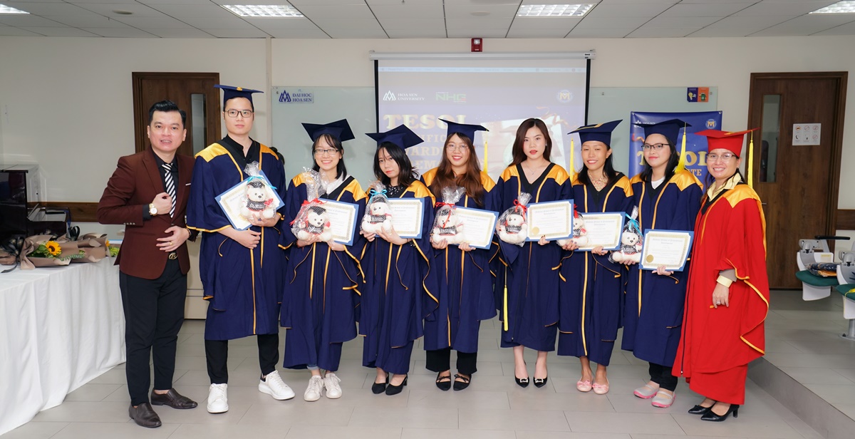 Viện Đào tạo Quốc tế HSU trao chứng chỉ TESOL cho 15 học viên tốt nghiệp