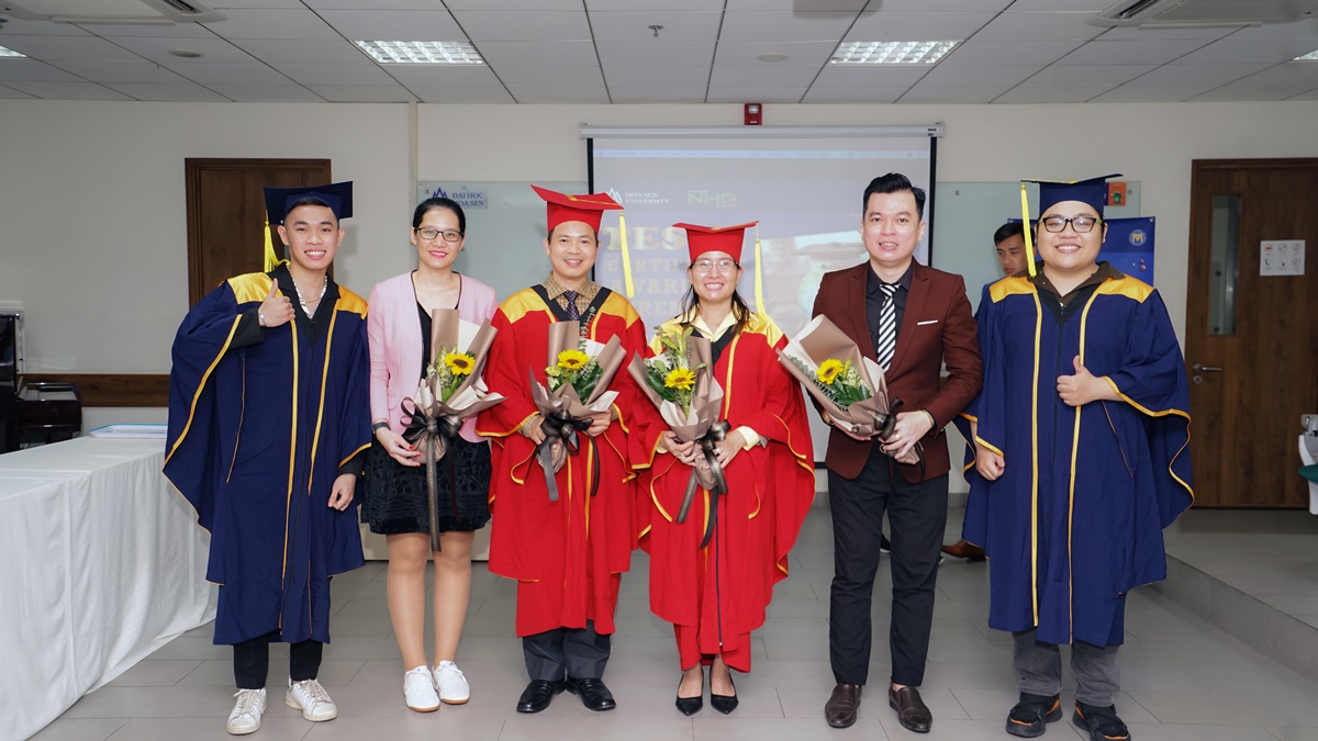 Viện Đào tạo Quốc tế HSU trao chứng chỉ TESOL cho 15 học viên tốt nghiệp