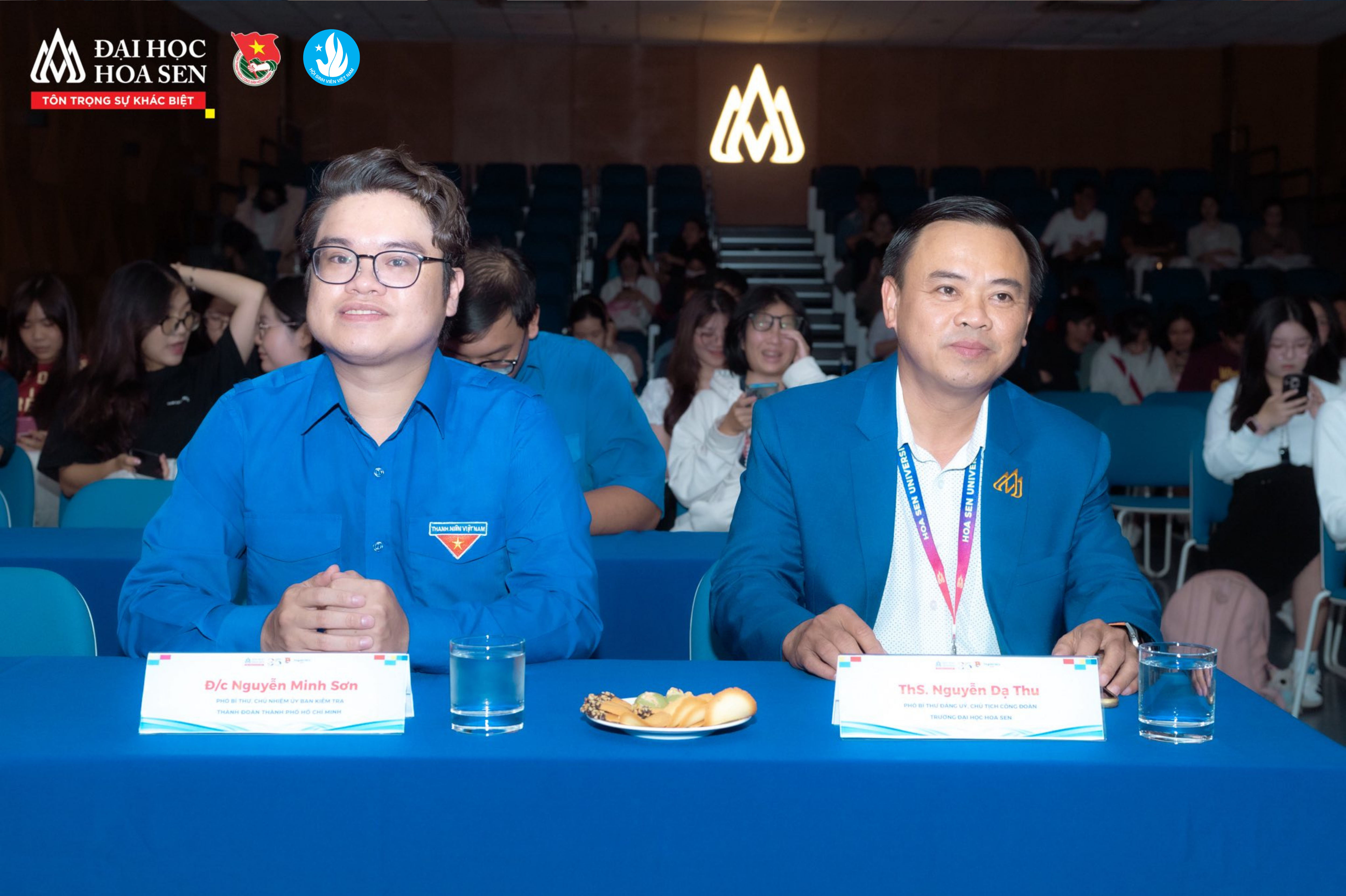 Đ/c Nguyễn Minh Sơn - Phó Bí thư, Chủ nhiệm Ủy ban Kiểm tra Thành Đoàn và ThS. Nguyễn Dạ Thu - Phó Bí thư Đảng ủy, Chủ tịch Công đoàn Trường tham gia buổi Lễ