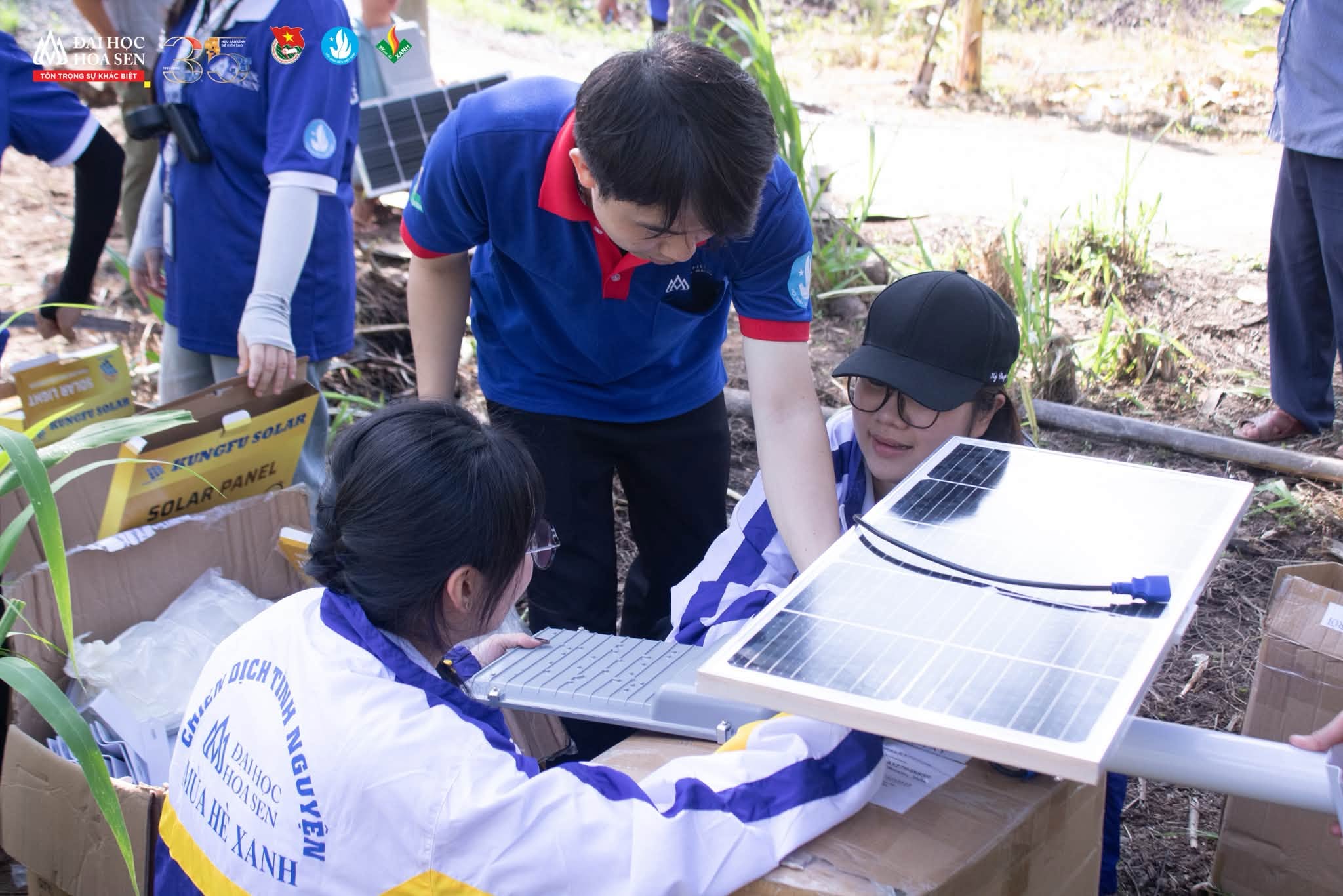 Chiến sĩ cùng phối hợp thực hiện công trình tuyến đèn đường tại mặt trận Vĩnh Long