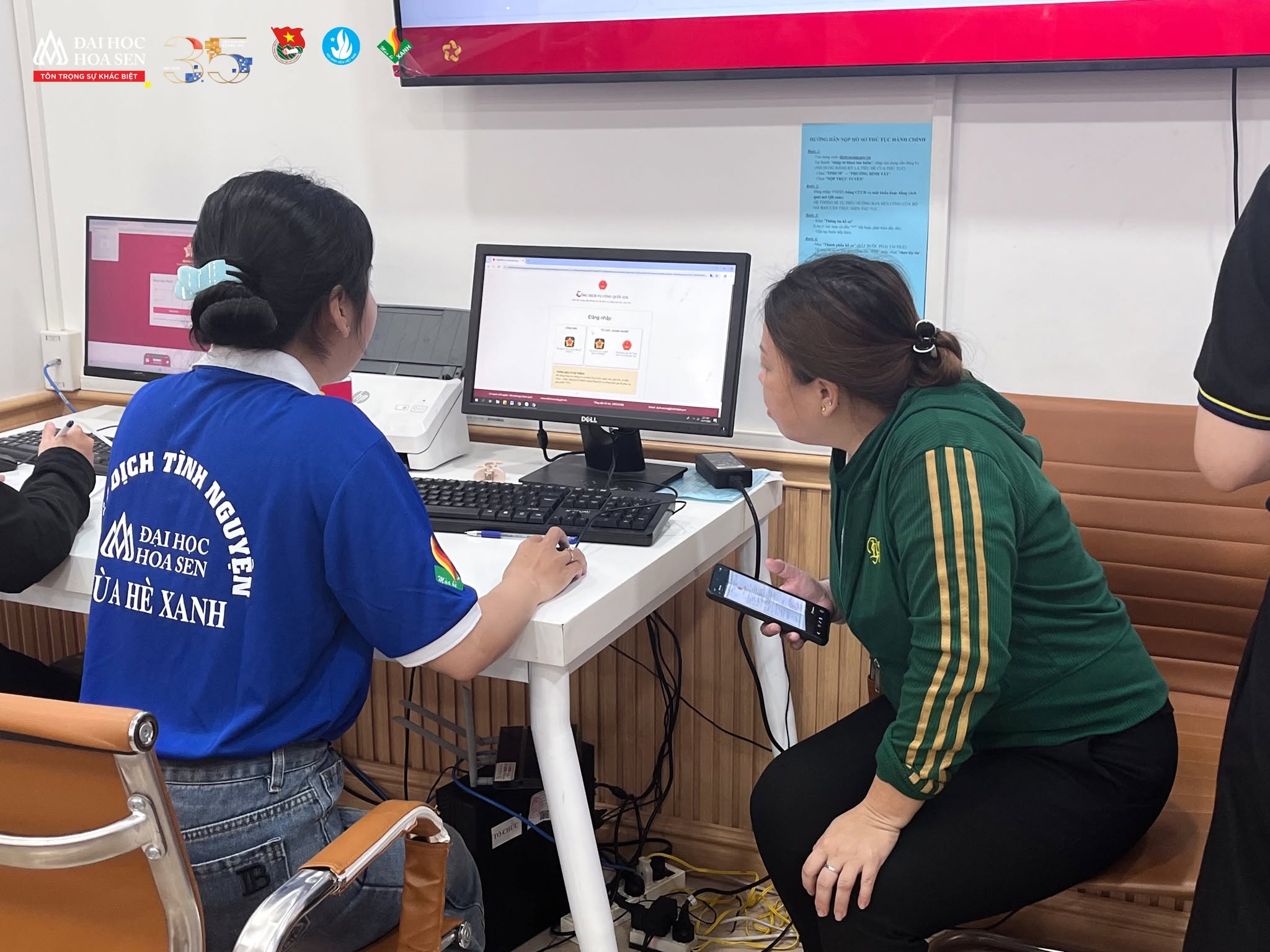 Chiến sĩ hỗ trợ người dân trong công tác chuyển đổi số