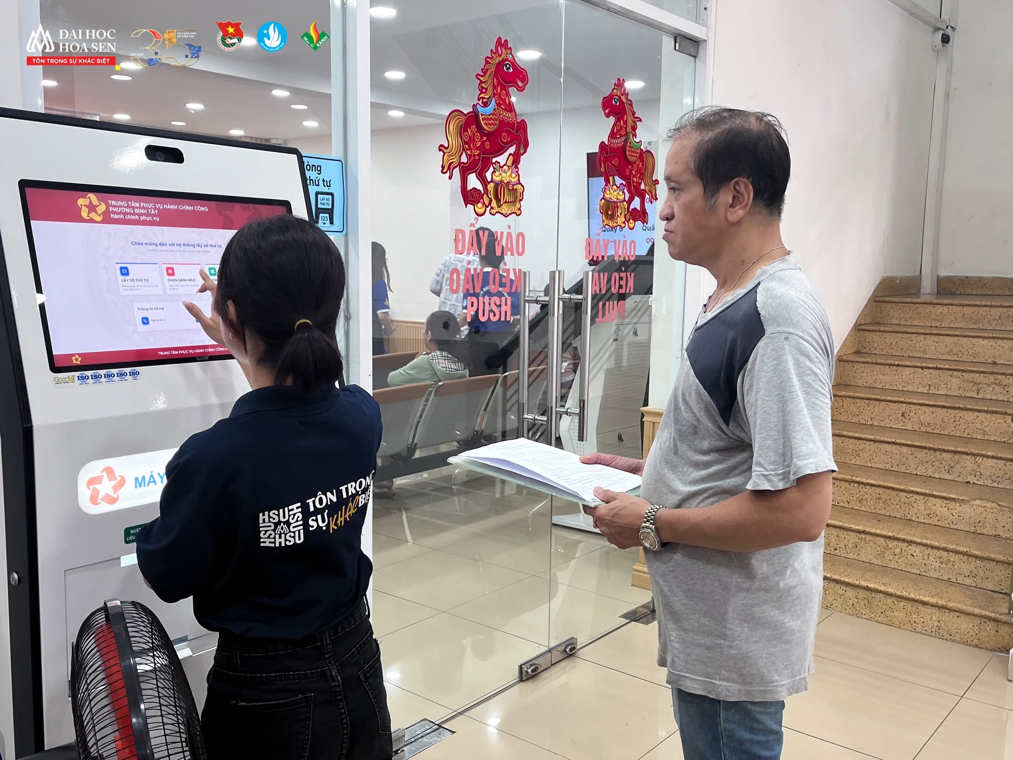 Chiến sĩ hỗ trợ người dân trong công tác chuyển đổi số