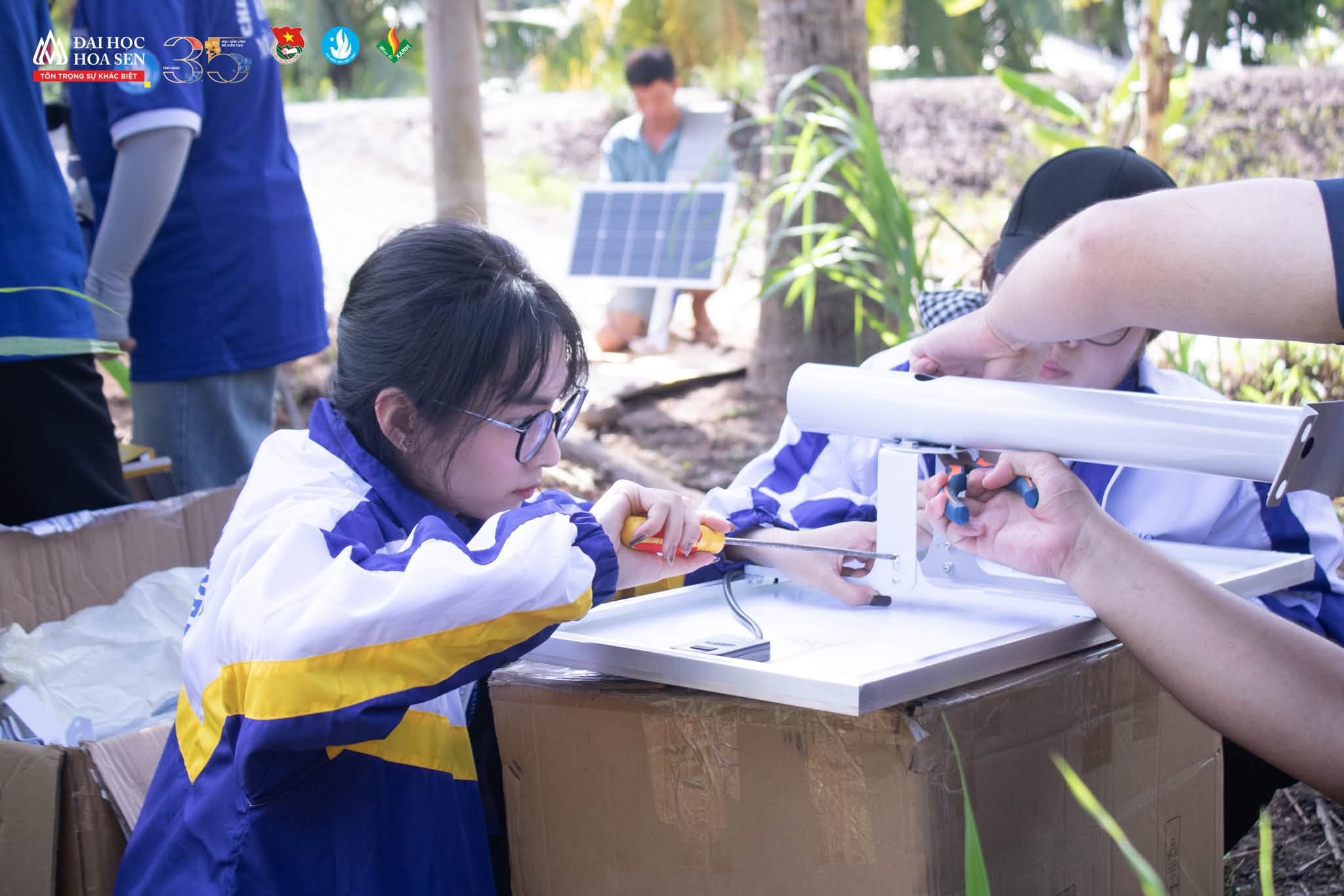 Chiến sĩ trong hoạt động lắp tuyến đèn đường