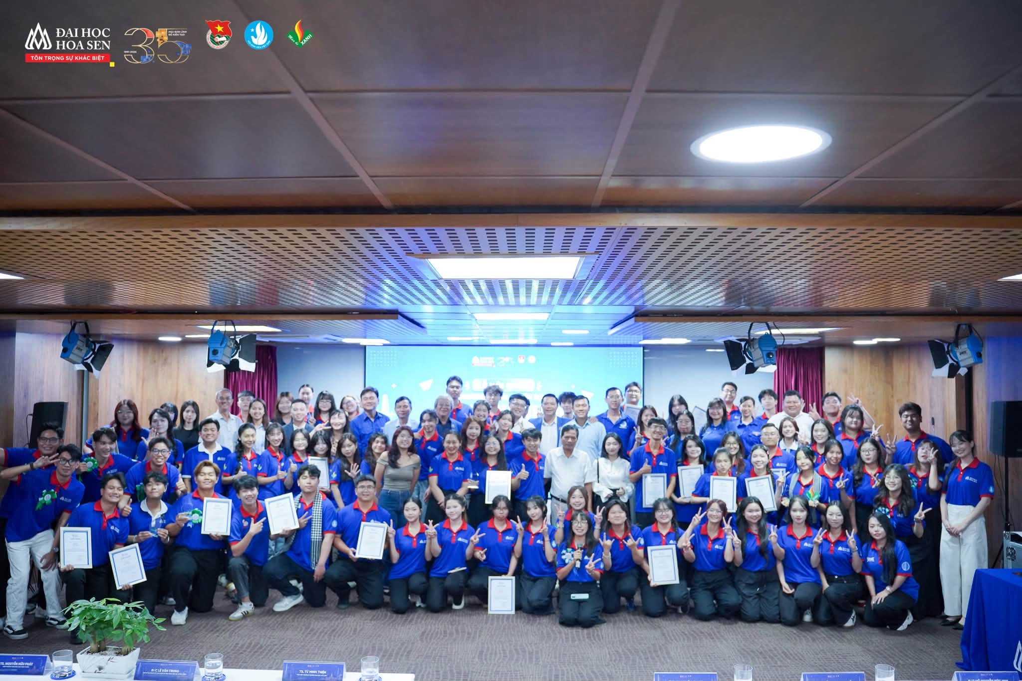 Hình ảnh tập thể chiến sĩ của chiến dịch tình nguyện hè trường Đại học Hoa Sen 2026