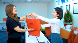 International students with the “surprise Tet  gift” from Hoa Sen University