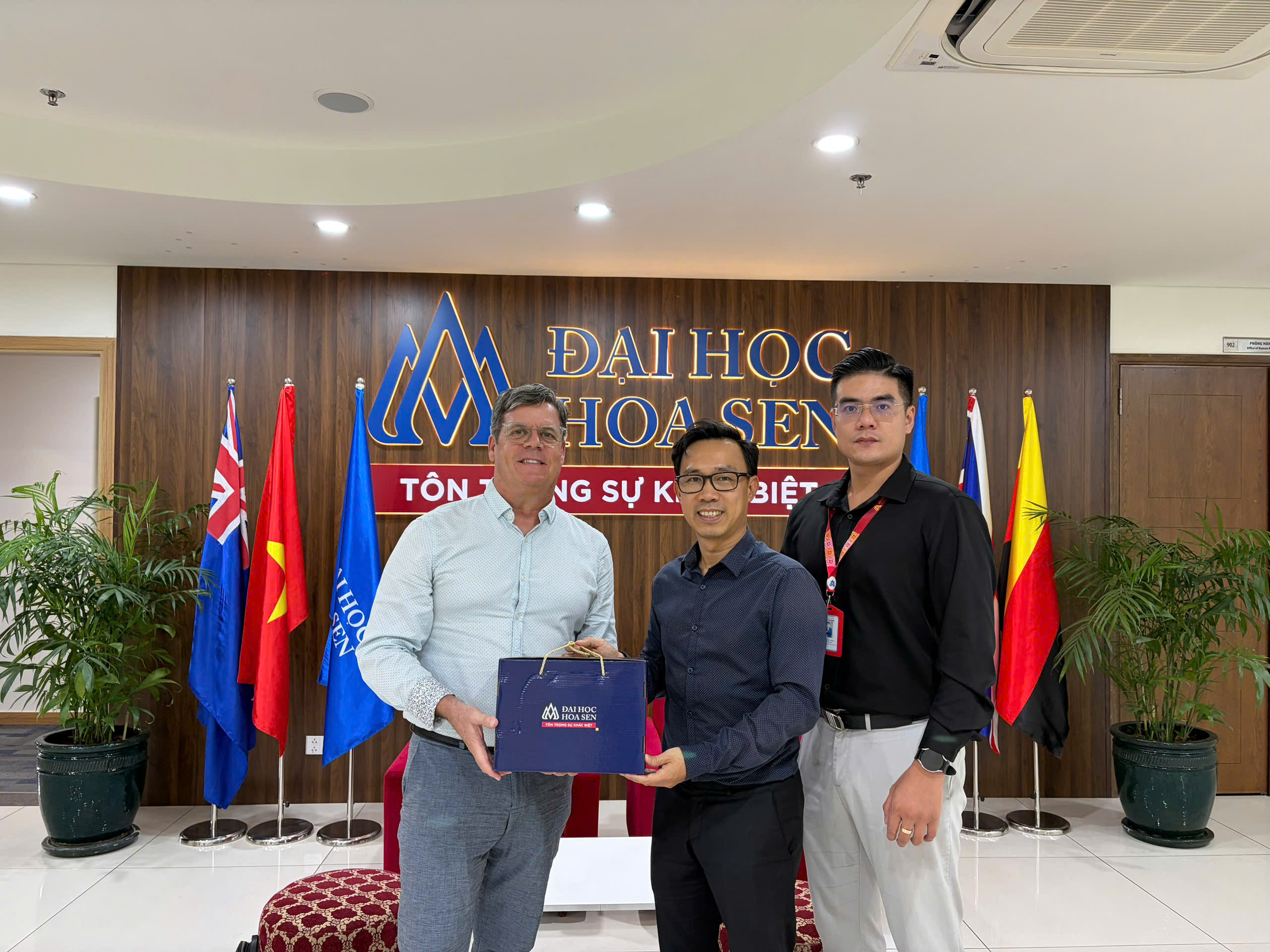 Hoa Sen University and James Cook University