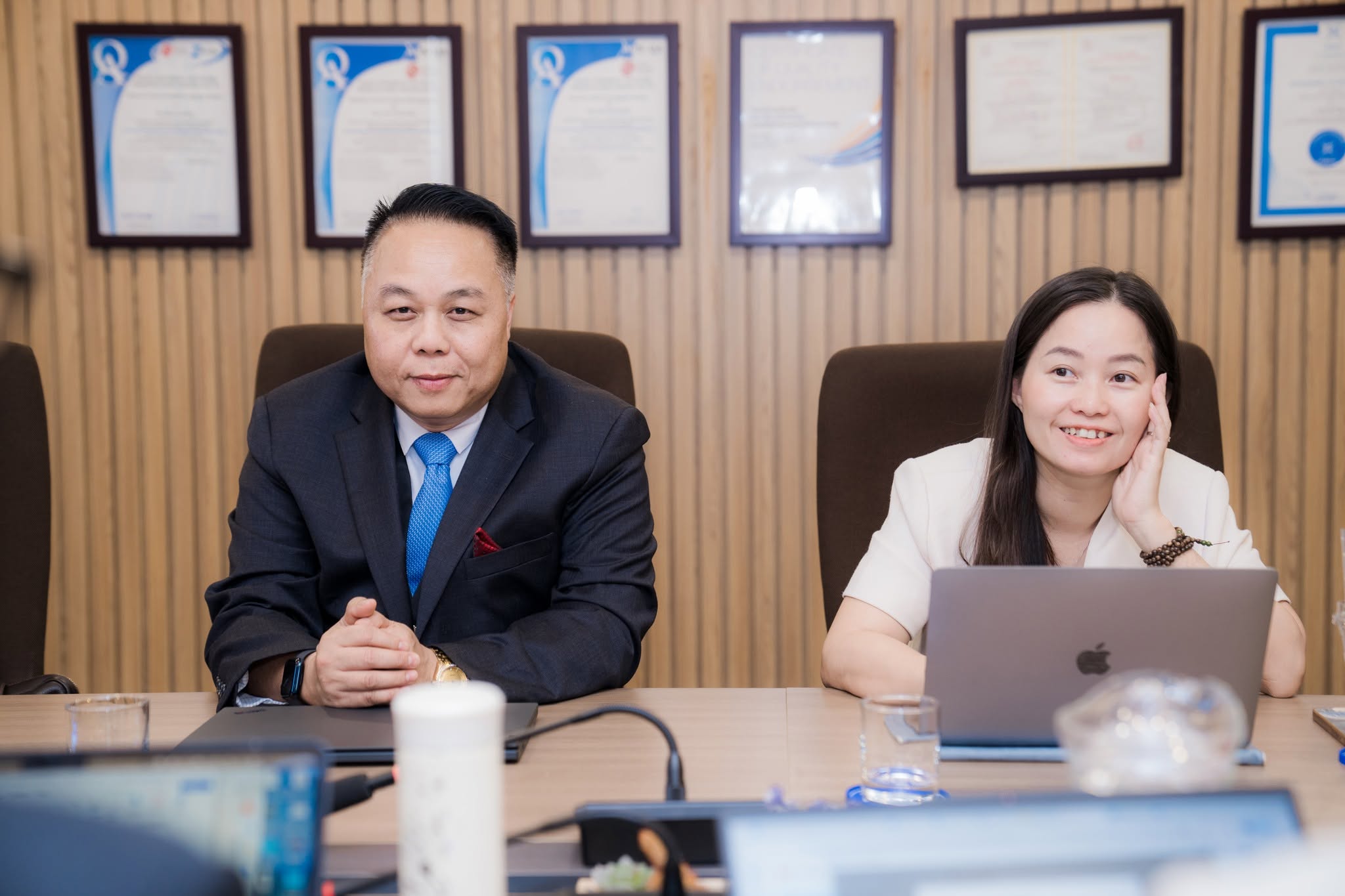 đại diện Angelo State University và Ellacy Foundation