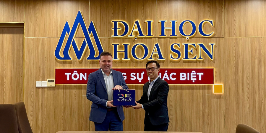 Đại diện HSU trao quà