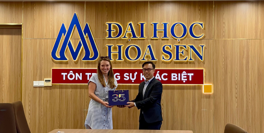 Đại diện HSU trao quà