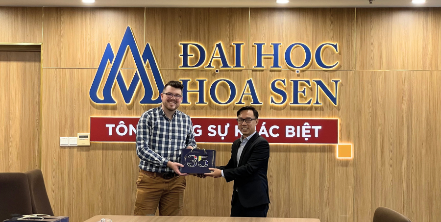 Đại diện HSU trao quà