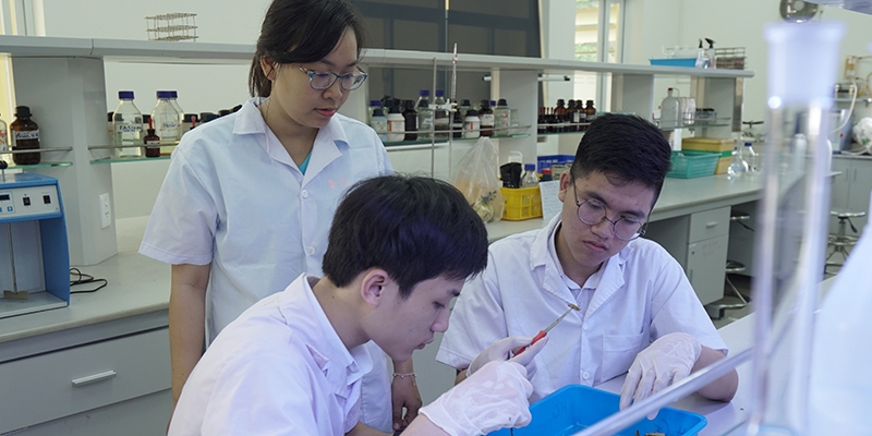Đại học Hoa Sen đồng hành với Trường THPT Nguyễn Thượng Hiền nghiên cứu khoa học - Hướng Nghiệp