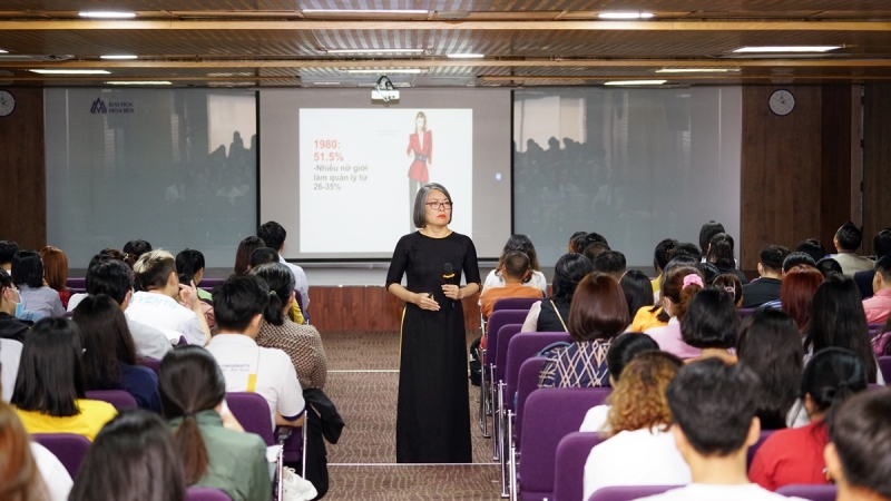 ThS Doãn Thị Ngọc – giảng viên và Nhà sáng lập Gender Talk trình bày chủ đề “ăn mặc chuyên nghiệp”.