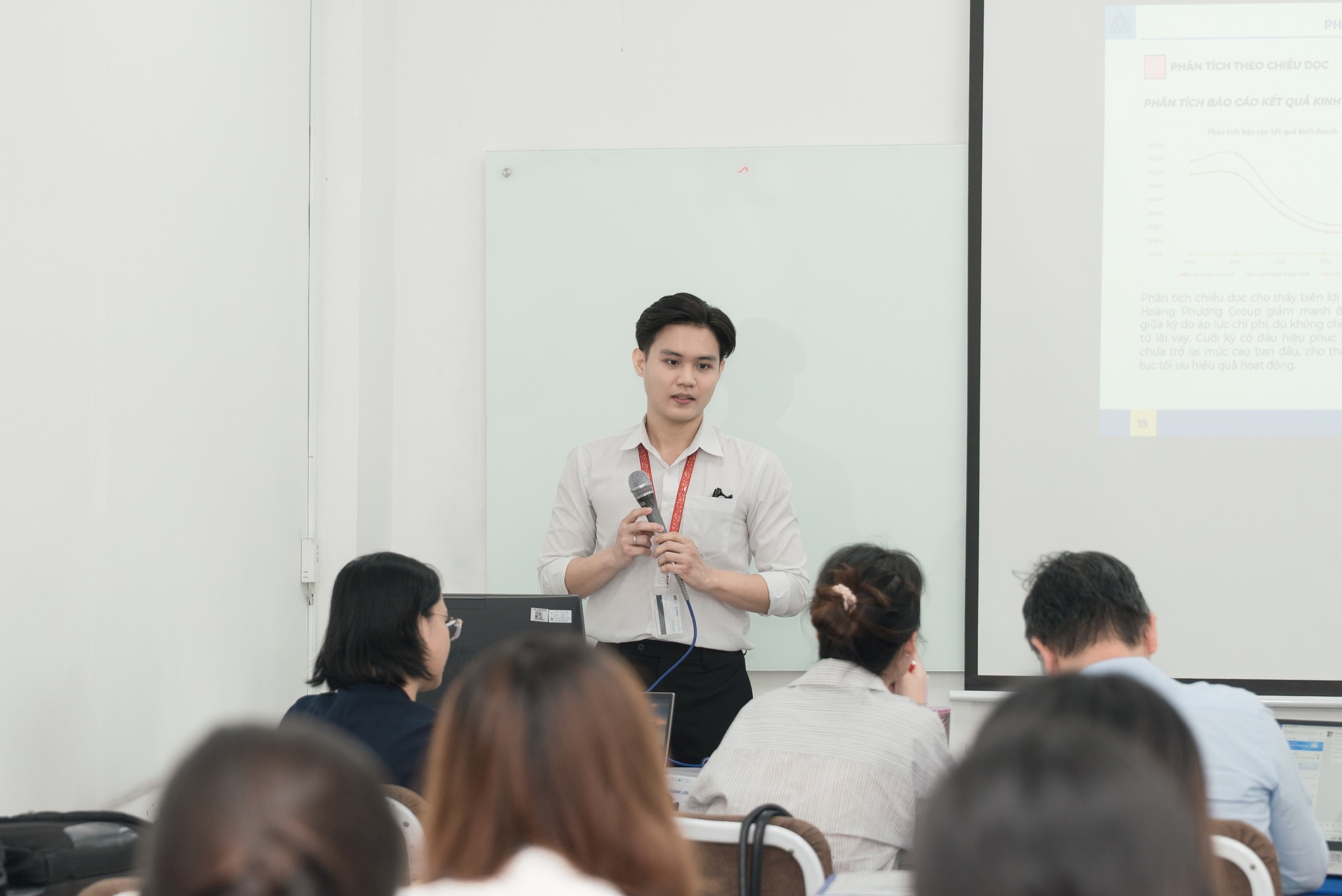 Sinh viên trả lời câu hỏi của hội đồng sau khi thuyết trình đề tài