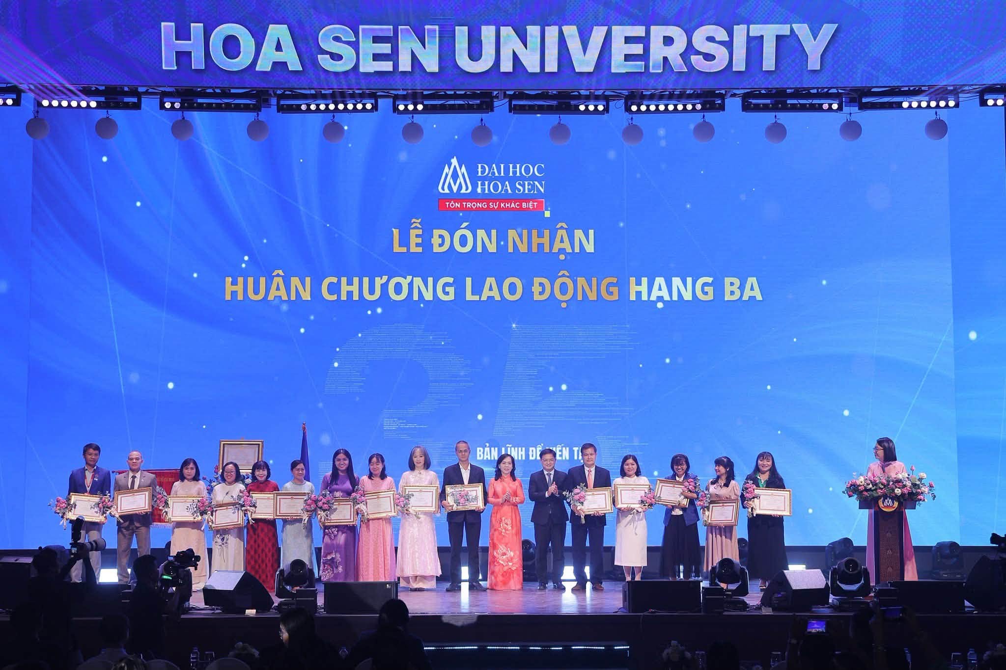 Hình ảnh Khoa Kinh doanh HSU tại Lễ kỷ niệm 35 năm thành lập Trường Đại học Hoa Sen, ghi dấu sự kiện nhận Bằng khen của Chủ tịch UBND TP.HCM.