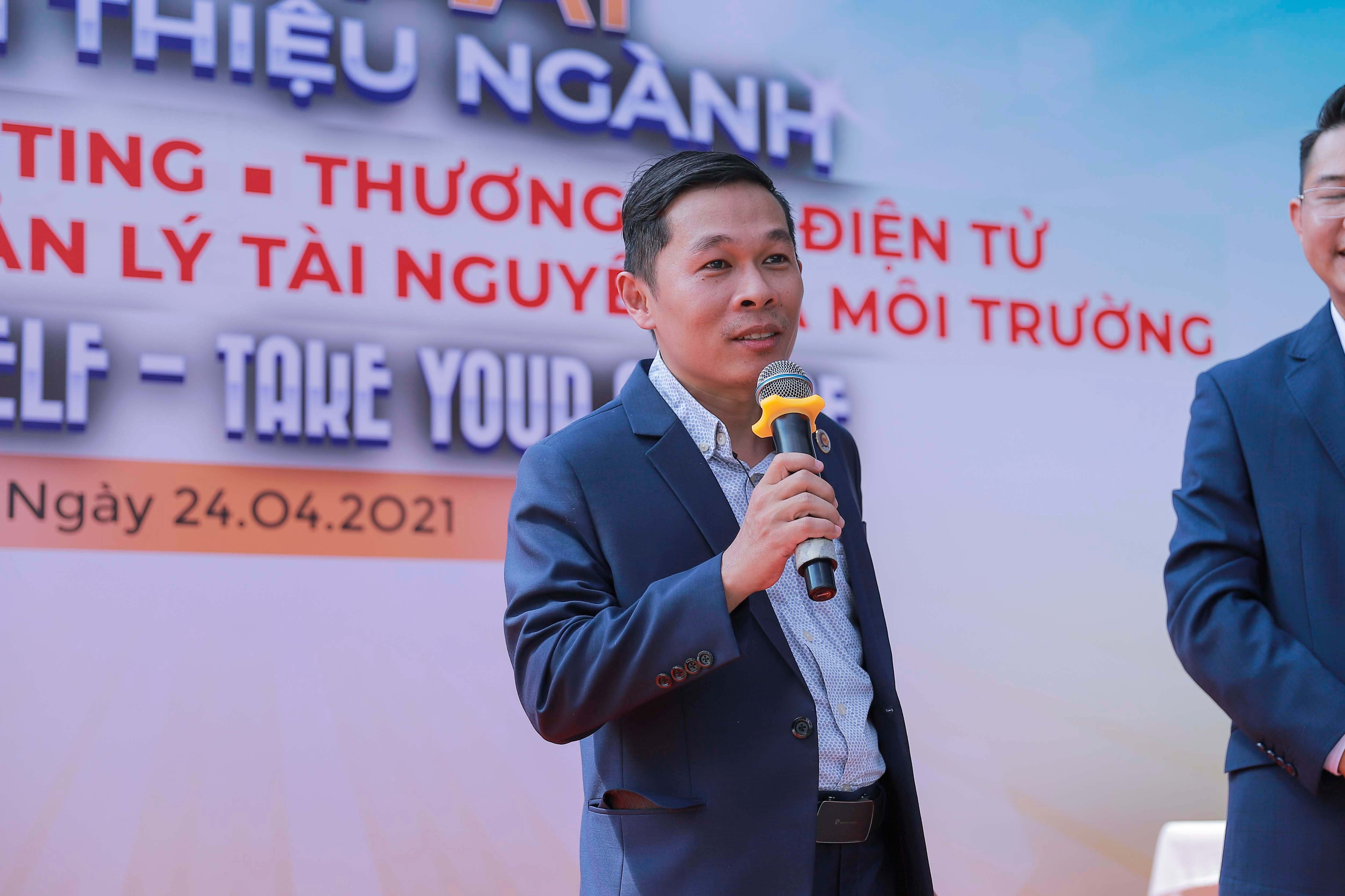 Ông Bùi Ngọc Quang - Giám đốc công ty Cổ phần chuyển phát nhanh Điện hoa - Trang Thương mại điện tử Điện hoa trực tuyến Điện hoa trực tuyến (dienhoatructuyen.vn)