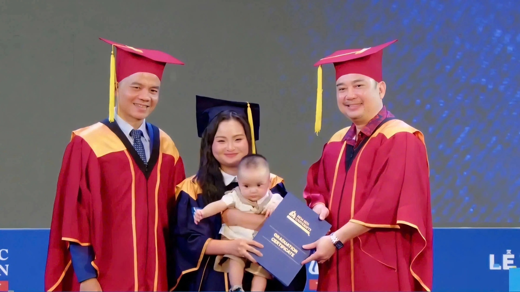 Hồng Trúc bế cậu con trai gần 7 tháng tuổi cùng lên nhận bằng tốt nghiệp