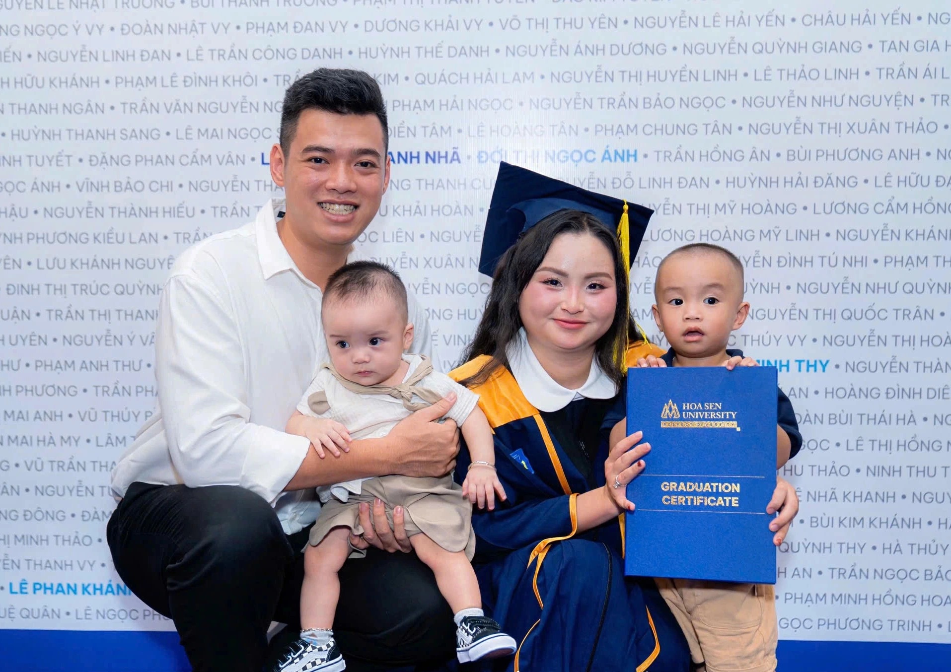 Gia đình nhỏ của Trúc trong ngày tốt nghiệp của cô nàng