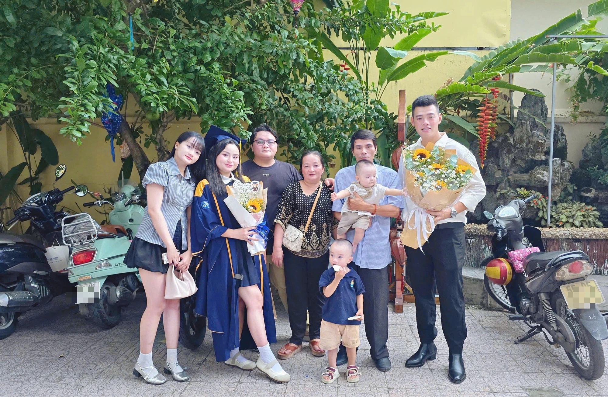 Hành trình của Trúc luôn có sự đồng hành của gia đình, bạn bè, thầy cô