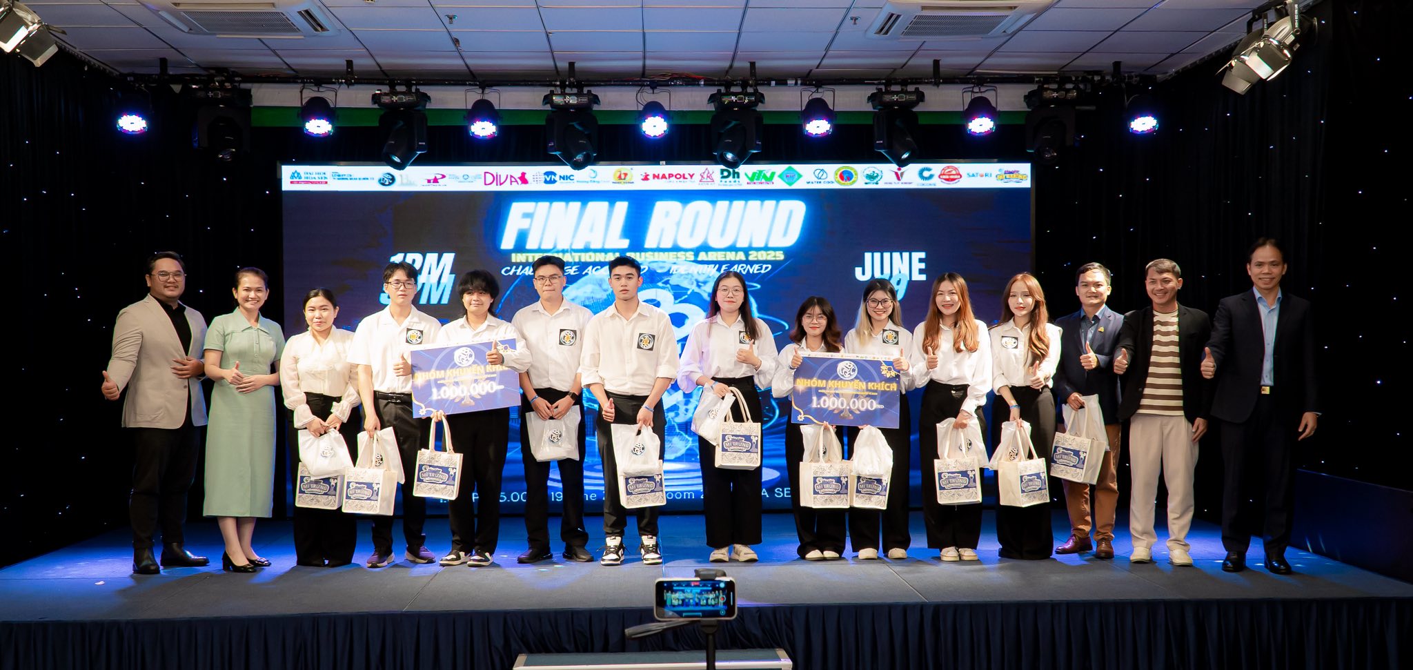 Giải khuyến khích thuộc về Nhóm 11 và Nhóm LOG21