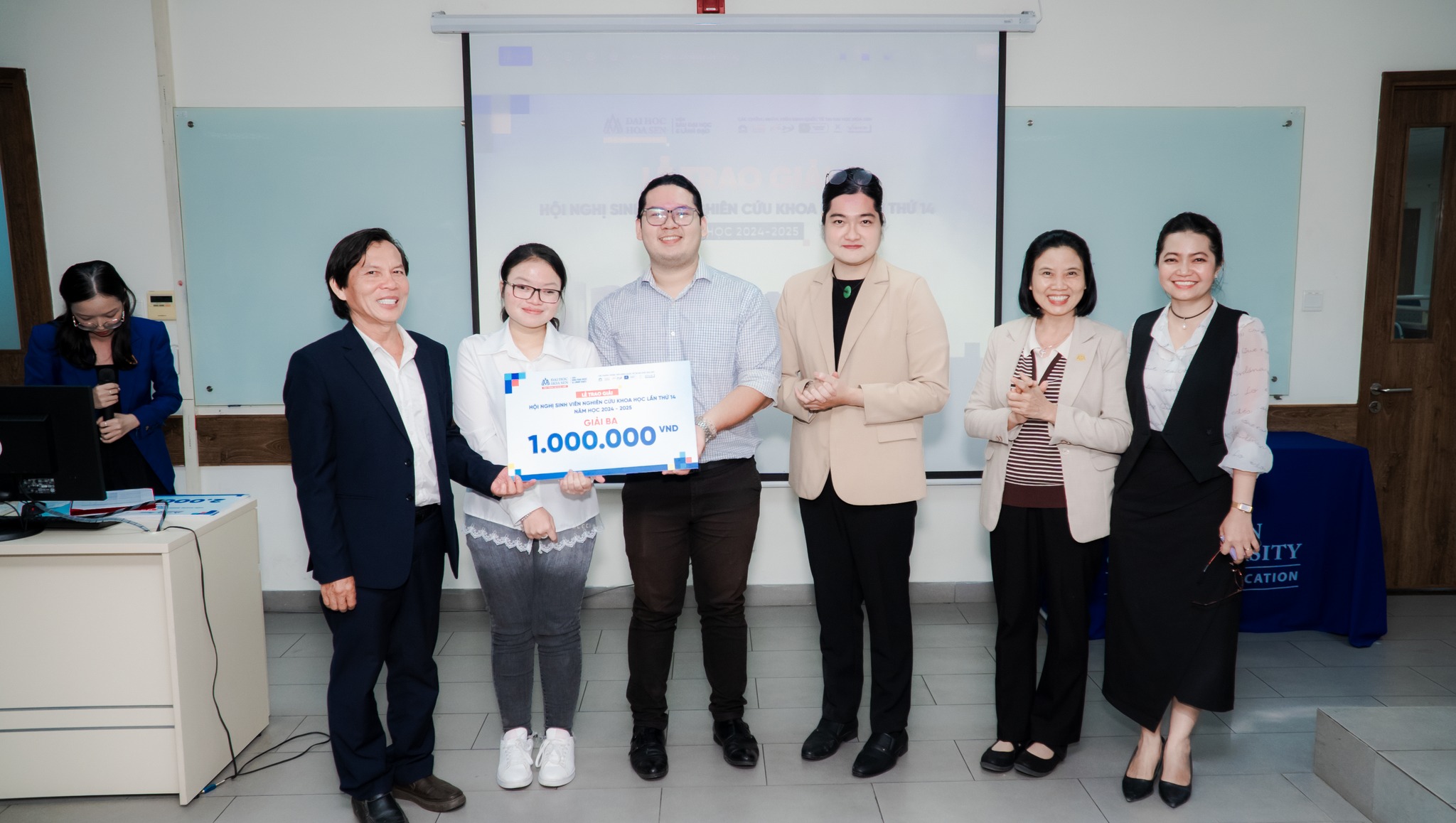 Nhóm sinh viên Khoa Logistics - Thương mại quốc tế có đề tài nghiên cứu đạt giải ba