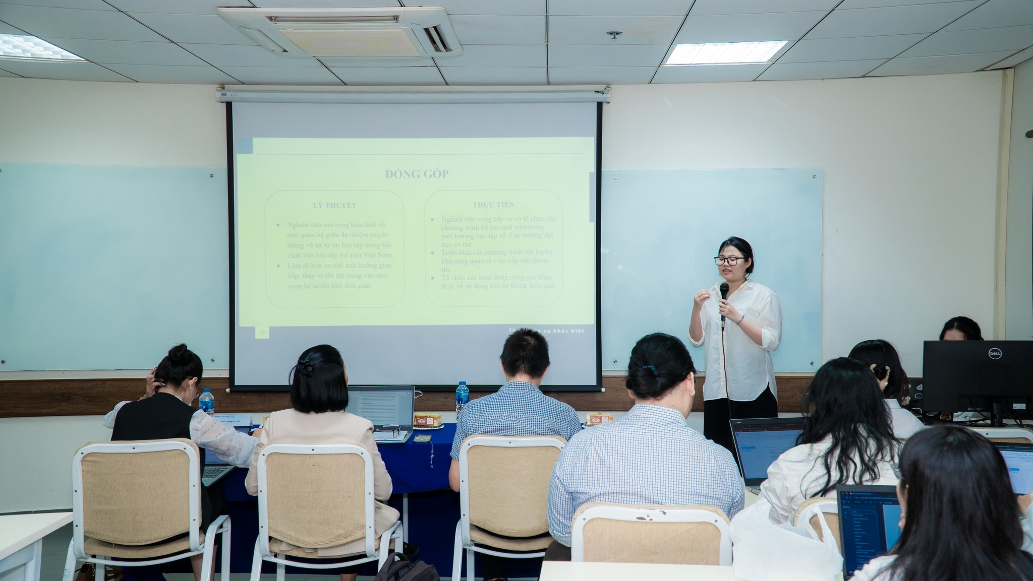 Sinh viên trình bày về đề tài nghiên cứu