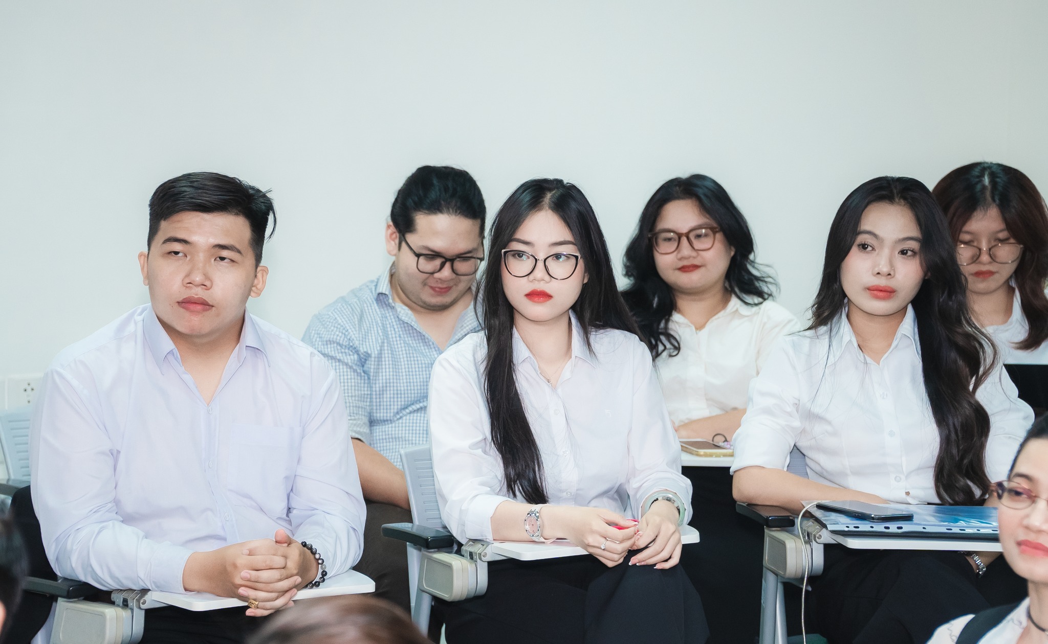 Sinh viên chăm chú lắng nghe phần báo cáo của các nhóm tại Hội nghị Nghiên cứu Khoa học