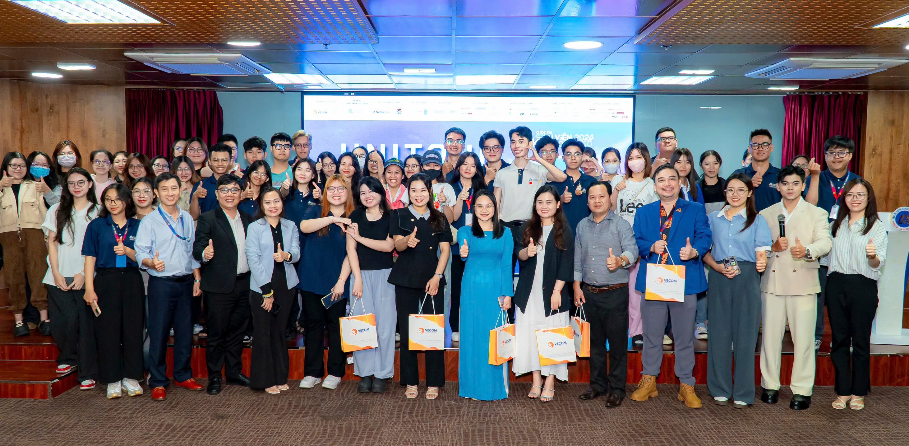 Sinh viên tham gia Workshop “Unitour Bắt nhịp xu hướng – Dẫn đầu tương lai” của Hiệp hội Thương mại điện tử Việt Nam