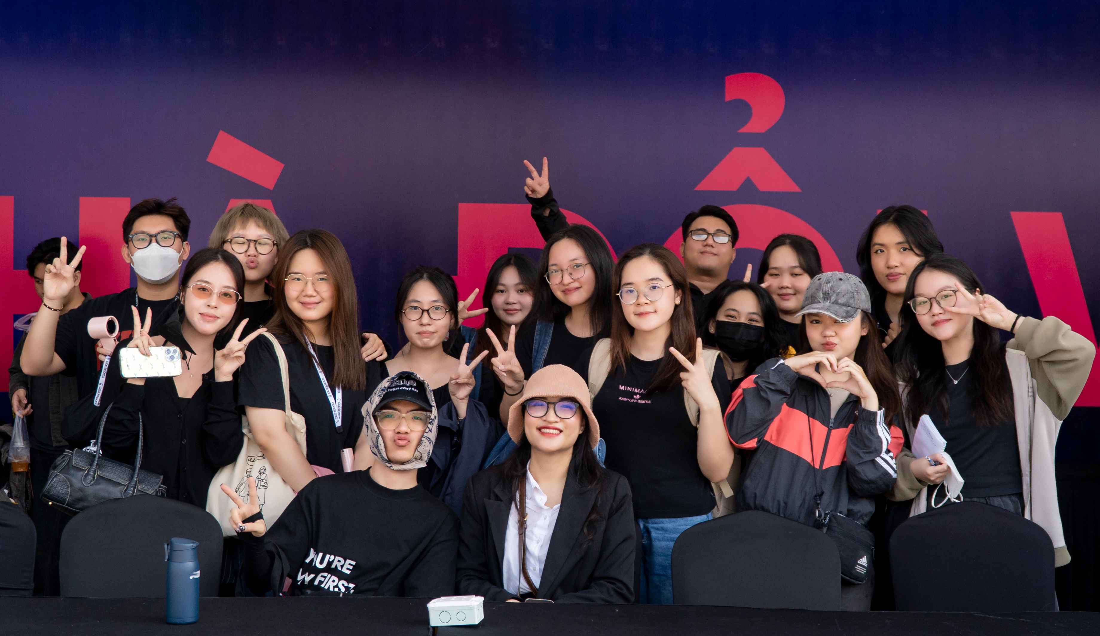 Sinh viên được trải nghiệm trọn vẹn các khâu tại hậu trường Chị Đẹp concert