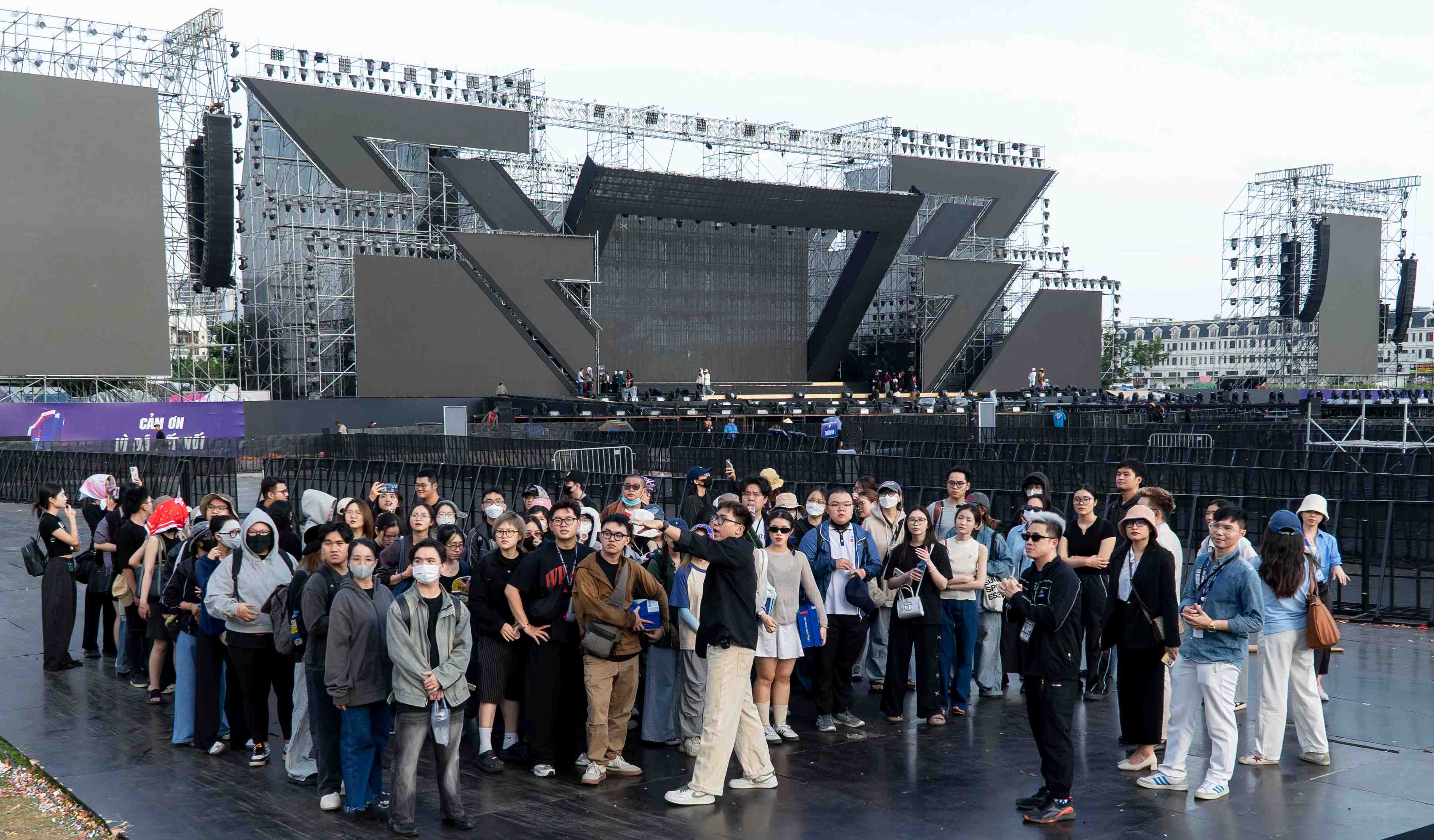 Các bạn sinh viên được hướng dẫn về các khâu sản xuất chương trình